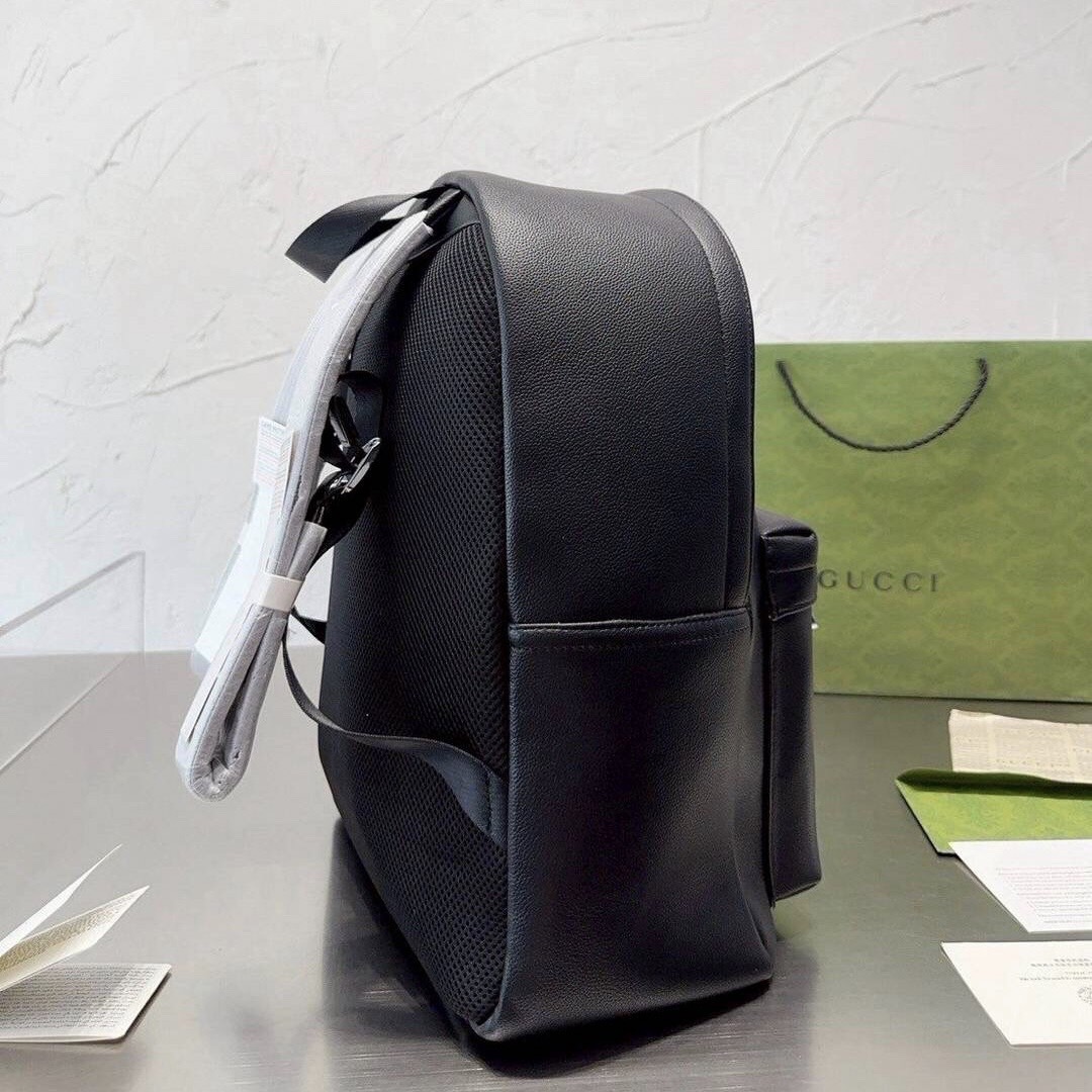 Gucci print leather backpack กระเป๋าเป้สะพายหลัง ปริ๊นลายโลโก้สวยโดดเด่น สีดำคลาสสิก ดีไซน์เอกลักษณ์ รุ่นขายดี ใช้ได้ทั้งหนุ่มๆและสาวๆ