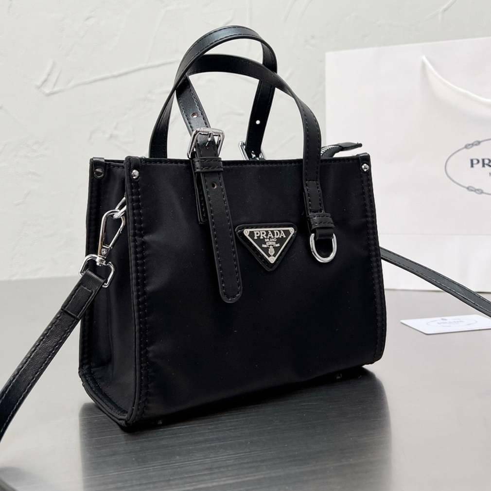 VIP 🥂 PRADA NYLON TOTE BAG 8" กระเป๋าถือหรือสะพาย วัสดุ Nylon เนื้อหนาคุณภาพดีตามแบบฉบับแบรนด์ด้านหน้าประดับโลโก้หรู จุของใช้ได้เยอะ น้ำหนักเบา งานตัวจริงสวยมากน่าใช้สุดๆค่ะ รีบจับจองด่วน ไอเท็มนี้พลาดไม่ได้จริงๆค่ะ!
