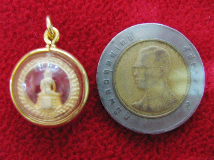 สินค้าหมดค่ะ จี้หลวงพ่อโสธรเนื้อทองพ่นทรายทรงกลมพิมพ์เล็กล้อมเพชรเลี่ยมทองไมครอนพร้อมใบคาถาค่ะ