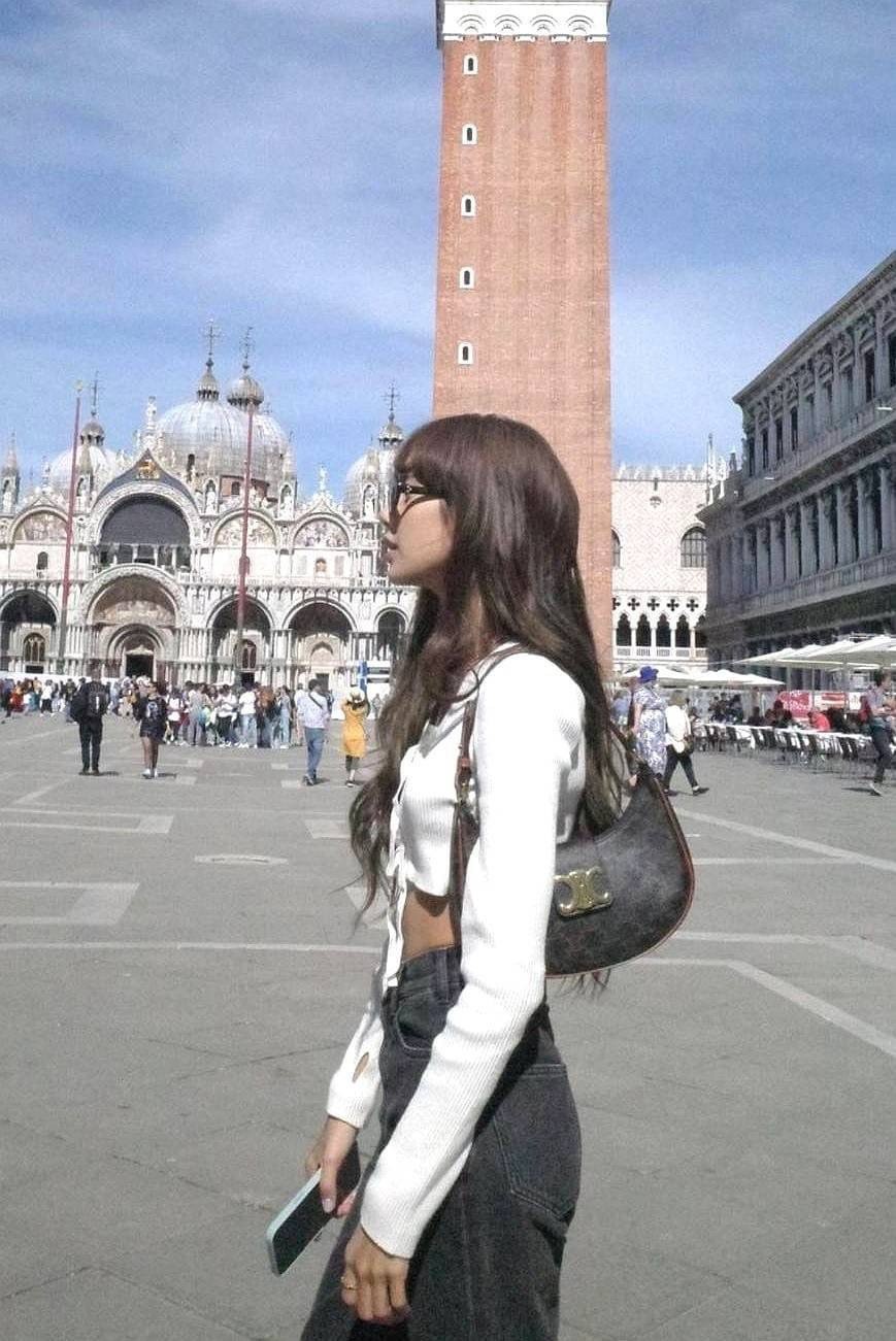 CELINE AVA TRIOMPHE SOFT BAG IN TRIOMPHE CANVAS AND CALFSKIN / CELINE SHOULDER BAG วัสดุ TRIOMPHE CANVAS รุ่นใหม่ล่าสุดดีไซน์สวยหรู หนังสวยอยู่ทรง ภายในโล่งกว้าง