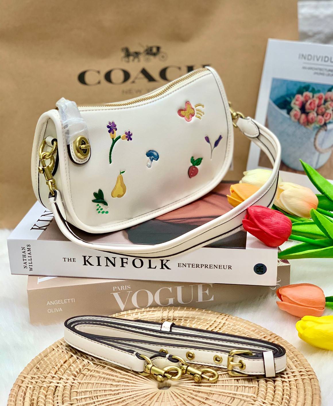 imited edition🌸 COACH C2766 SWINGER WITH GARDEN EMBROIDERY พร้อมส่งที่ไทย สวยก่อนใครชั่วโมงนี้ค่ะ💐 กระเป๋าหิ้ว//สะพายข้างได้ หนังแท้ หนังนิ่ม นุ่มมือดีมากๆค่ะ 🌸จุดเด่นด้านหน้าเป็นงานปักเน้นๆ3D สวยสะดุดตามากทีเดียวค่ะ เปิดปิดกระเป็า
