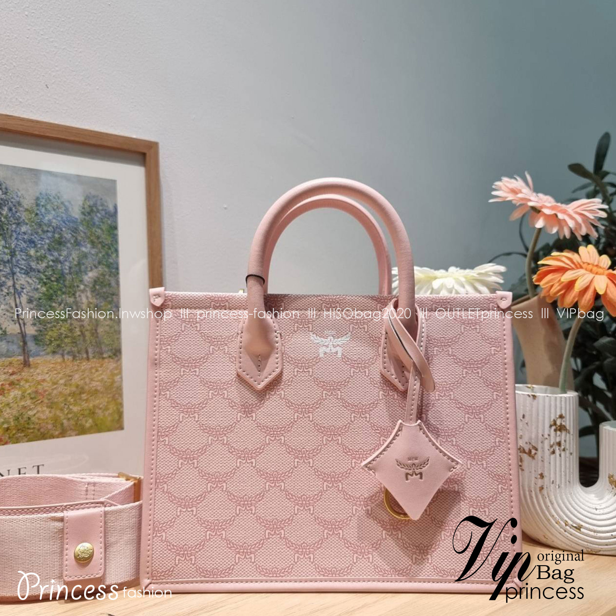 M.C.M HIMMEL SMALL TOTE IN LAURETOS คอลเลคชั่นใหม่ สีเข้าใหม่ ดีไซน์ละมุน น่ารักน่าใช้มากๆ ต้อนรับลวดลาย lauretos ไอคอนิกโมโนแกรมใหม่ ที่สวยแตกต่าง กระเป๋าทรงโท้ท โทนสีเรียบหรู