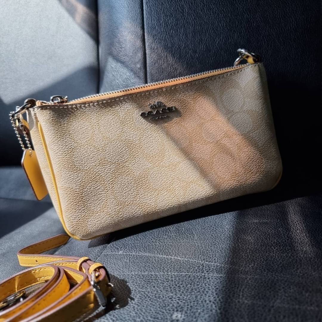 COACH F58321 TOP HANDLE POUCH อีกรุ่นฆ่าไม่ตาย!! 😎 ขายดีขายหมด ขายรวยขายปังๆ!! กระเป๋าพอชจากโค้ช ทรงใช้งานง่าย สะดวก กะทัดรัด วัสดุหนังแคนวาสเคลือบคุณภาพดี มาพร้อมสายคล้องในตัว และสายสะพาย crossbody ปรับเปลี่ยนได้ตามสไตล์ อีกหนึ่งไอเท็มที่สาวๆต้อง