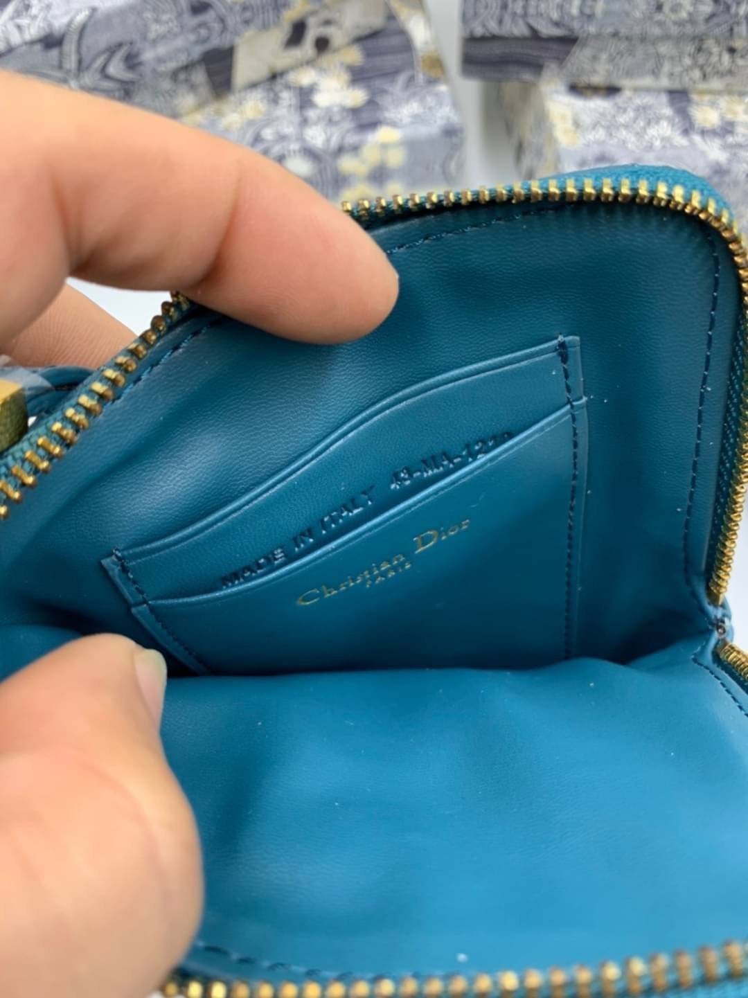 VIP 】CHRISTIAN DIOR PHONE BAG 2 in 1 DOUBLE BAG กระเป๋าเซ็ท 2 ใบ มีสายสะพายข้าง ถอดออกใช้งานได้ ถือว่าคุ้มมากๆเลยค่ะ สามารถใช้งานแยกกันได้ ใส่สายสะพายหรือ ถือได้ วัสดุหนังแท้ สวยงามนุ่มฟู น่ารักมากๆ เลยน้าาา