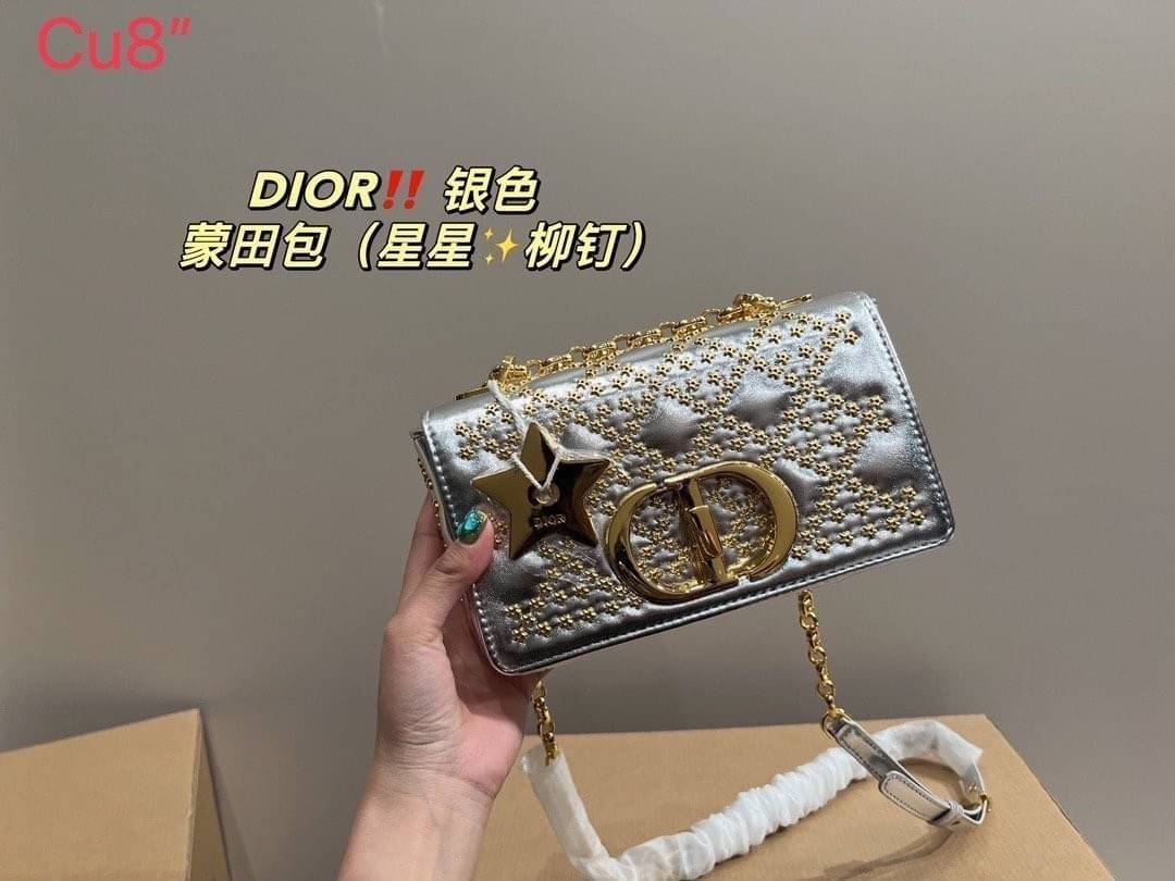 DIOR CARO BAG 8" กระเป๋าสะพายข้างทรงสวยรุ่นพิเศษ ปักหมุดสีทองเต็มใบ หรูหราอร่ามทั่วทั้งใบ ดีไซน์ย้อนยุค เป็นเอกลักษณ์และคลาสสิค หรูหรา ใช้งานง่าย ในราคาสุดคุ้ม จัดเลย!!