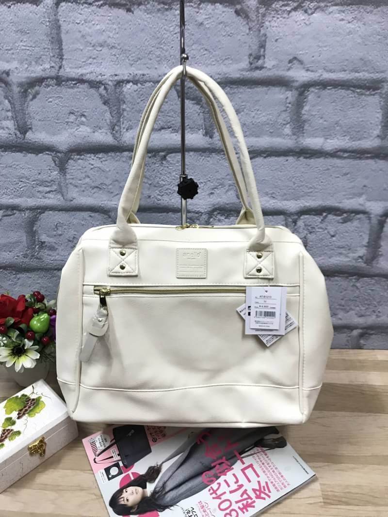 Anello PU Leather boston bag แบรนด์ฮิตติดชารจ์กับรุ่นใหม่ที่ไม่ควรพลาดรุ่นนี้เป็นหนัง pu กันน้ำได้ ใช้งานง่าย เปิดปิดด้วยซิปคู่ ปากกระเป๋ามีโครงเปิดได้กว้าง จุของได้มาก มี่ช่องเล็กด้านใน อีก 2 ช่อง ใส่หนังสือ Notebook หรือเสื้อผ้าได้คะ ด้านใต้มีหมุดรองฐาน
