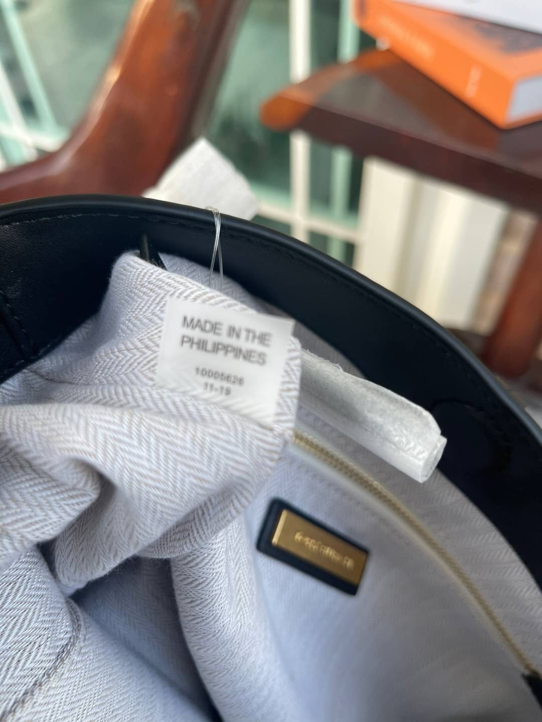 Tory burch miller metal-logo mini hobo bag มีกลิ่นอายสุดคลาสสิก ได้รับแรงบันดาลใจมาจากการขี่ม้า จึงได้ดีไซน์กระเป๋าออกมาในรูปแบบอานหลังม้าสุดเก๋ที่สามารถนำไปมิกซ์แอนด์แมทช์กับสไตล์การแต่งตัวได้หลายชนิด ไม่ว่าจะเป็นกับเดรสทรงยาวหรือกางเกงยีนแสนเท่ตัวโปรดขอ