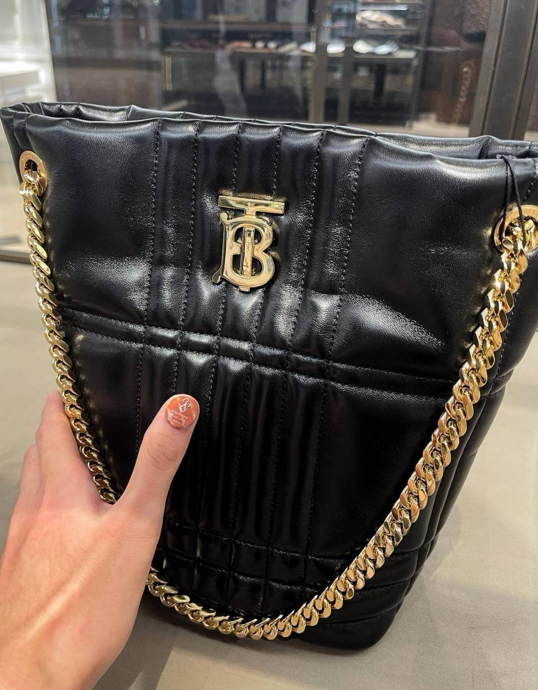 BURBERRY FRAGRANCES LAMBSKIN BAG VIP หนังแท้ Lambskin นิ่มสวยหรูดูดี ภายในโล่งกว้างใส่ของได้เยอะ มาพร้อมสายสะพายโซ่ทองสามารถซ้อนสายสั้นสะพายไหล่ได้หรือจะใช้สายยาว Crossbody ก็ดูดีมาพร้อมกล่องแบรนด์ Original Package อีกรุ่นหายากที่น่าใช้น่าสะสม Rare items 