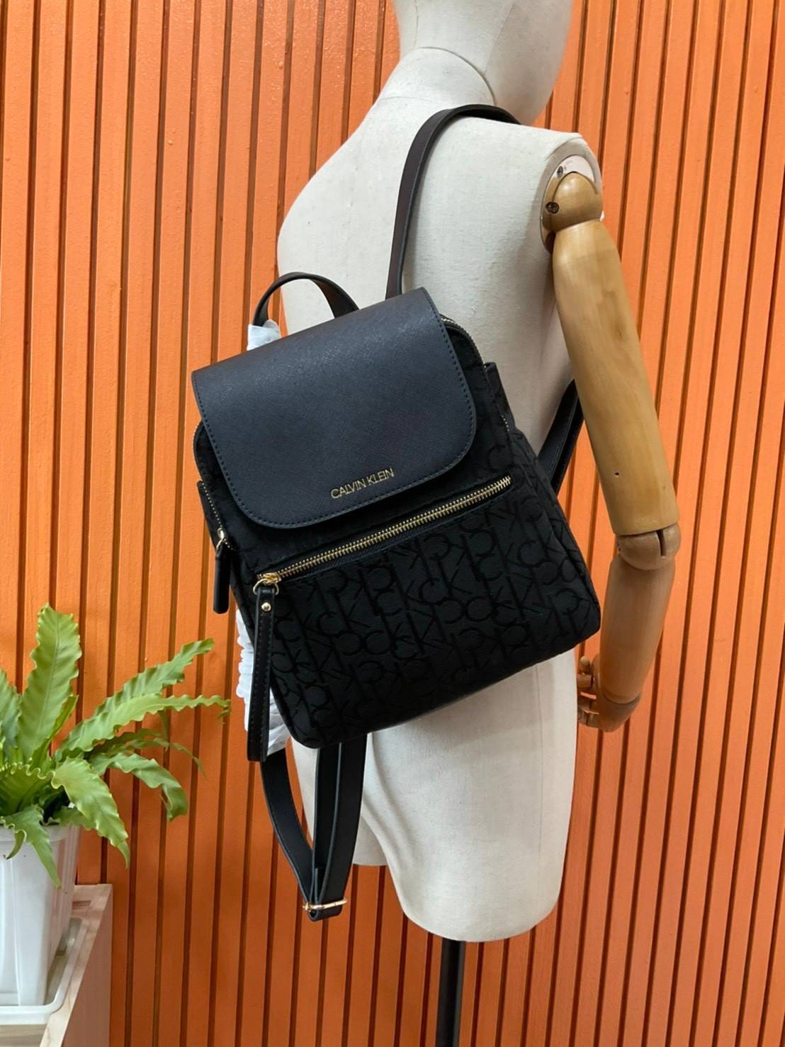 ของแท้ 💯% Elaine Calvin Klein Monogram Small Backpack 💕ของมันต้องมี สวยหรูดูแพงมาก สำหรับรุ่นนี้ และมีฟังชั่นช่องการใช้งานที่มากที่สุด!!! 💕 กระเป๋าสะพายเป้รุ่นใหม่ชนช้อป รุ่นยอดนิยม