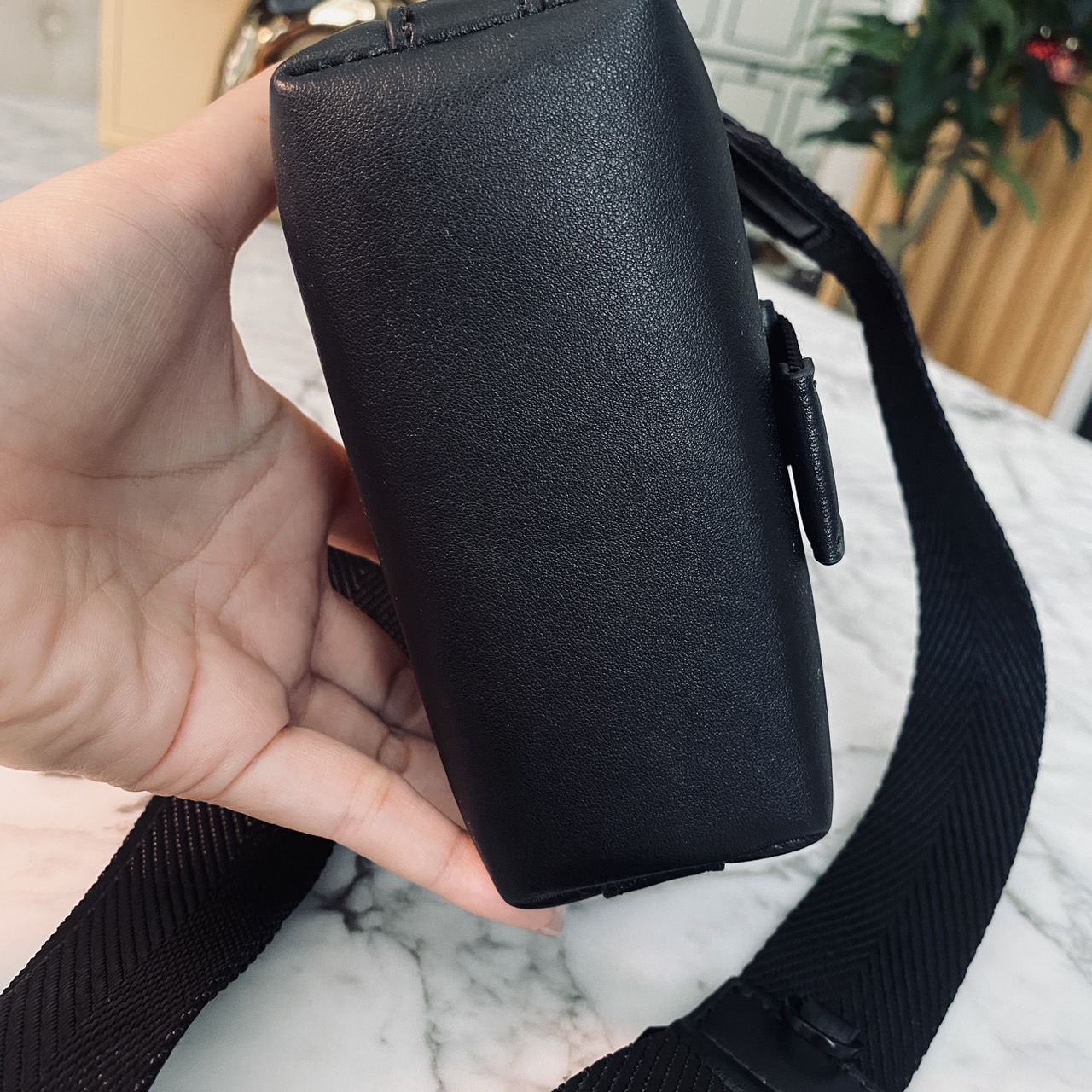 M.C.M Small Aren N/S Crossbody in Visetos Cognac คอลใหม่เอาใจหนุ่มๆ สั่งก่อนหล่อก่อนน้าา!! กับกระเป๋าสะพายข้างสุดชิค ที่ดูดีมีเสน่ห์มากๆ เห็นแล้วก็ต้องหลงแน่นอน