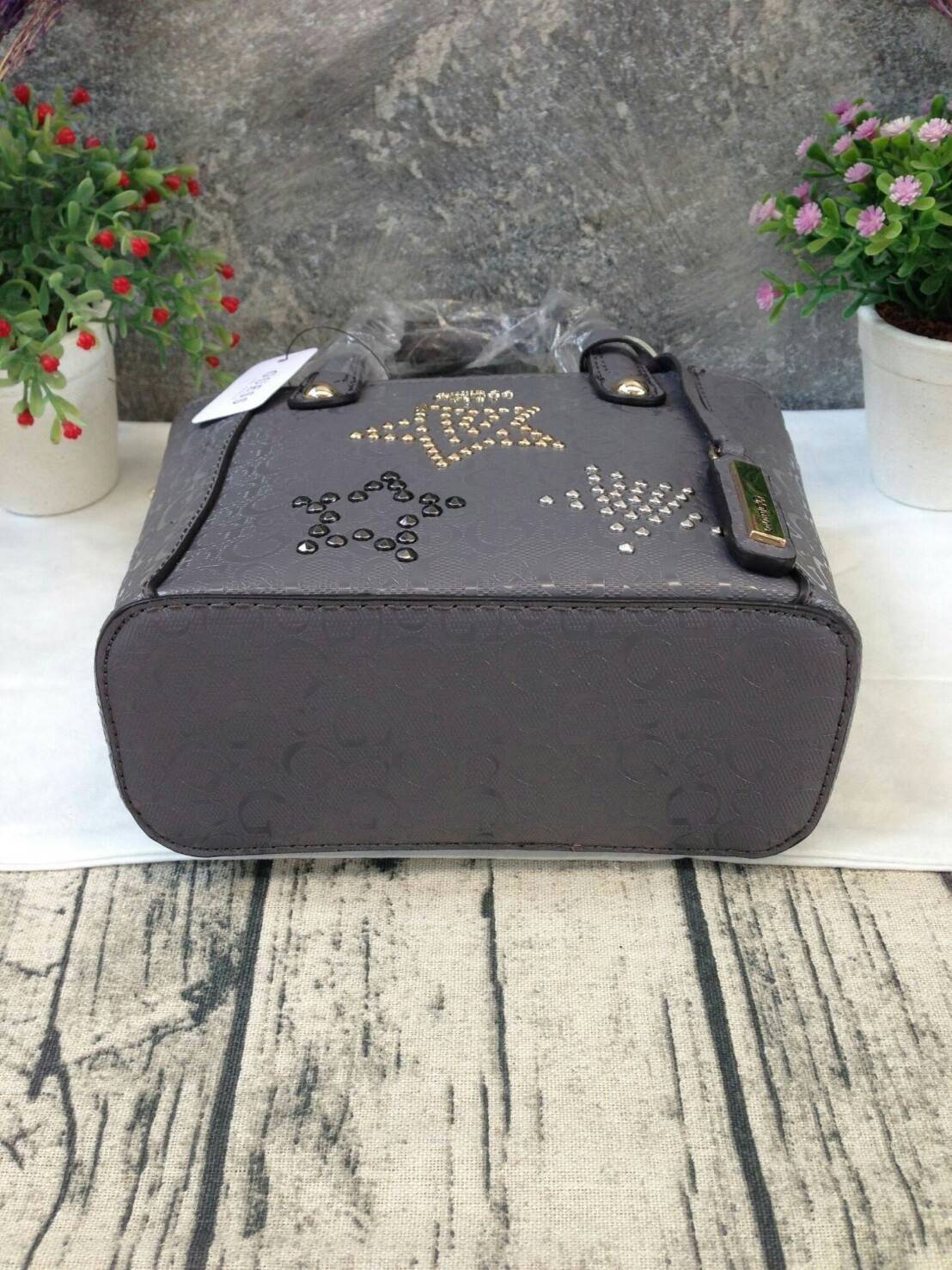 GUESS DELANEY SAFFIANO MINI CROSSBODY BAG WITH STAR กระเป๋าถือหรือสะพาย GUESS FACTORY วัสดุหนังลาย Saffiano ประดับอะไหล่เงินรูปดาวสุดชิค ขนาดกำลังดี น้ำหนักเบา ด้านหน้าประดับ logo พร้อมกับ พวงกุญแจ Signature แบรนด์ที่หูหิ้ว ถอดเเยกใช้ได้ เปิดปิด ด้วยซิป ภ