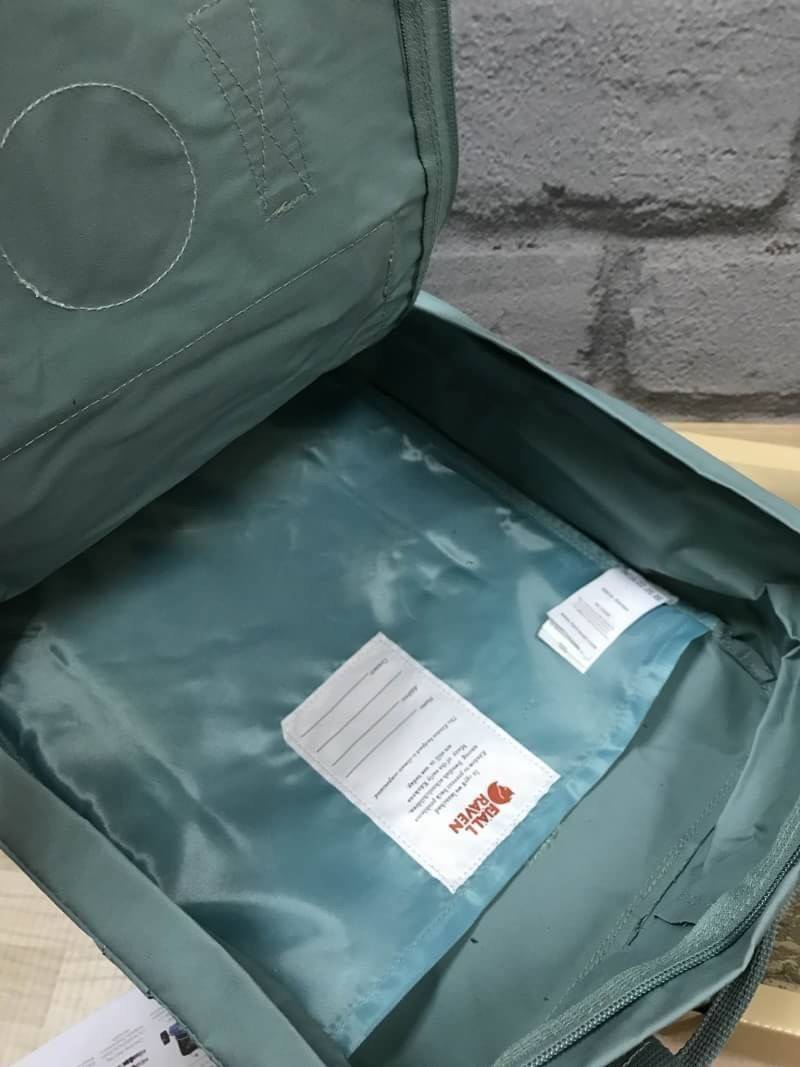 Kanken backpack รุ่น Classic แบรนด์ดังจากสวีเดนที่นิยมกันมากในหมู่วัยรุ่น กระเป๋าเป้ที่มีน้ำหนักเบา แต่มีความทนทาน และช่องว่างต่างๆมากขึ้น มีซิปหน้าสำหรับใส่ของกระจุกกระจิก และหูหิ้วทั้งด้านหน้าและด้านหลัง สำหรับการหิ้วถือได้สะดวก ใส่มินิไอแพค กระเป๋าสตาง