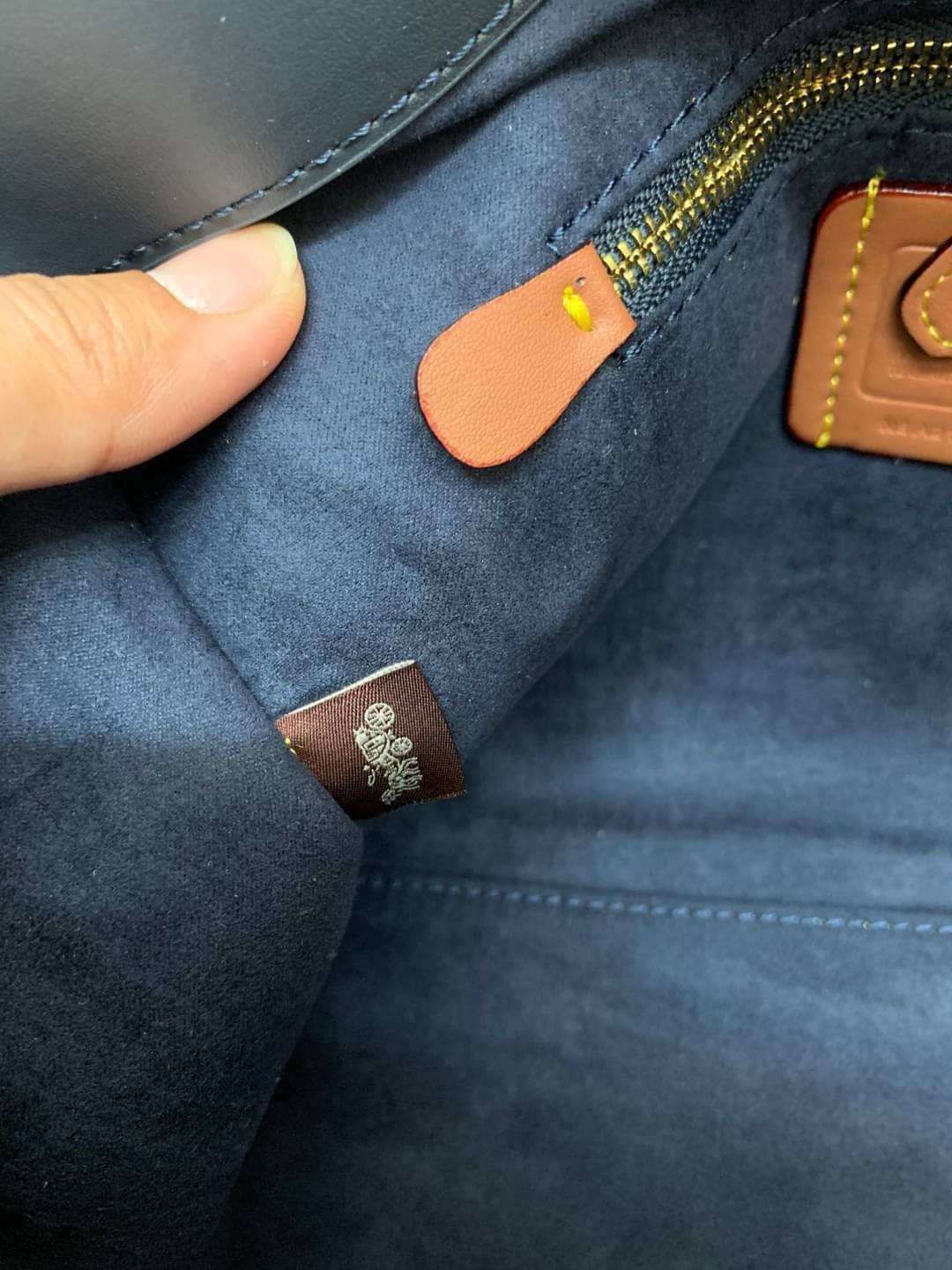 สวยๆ เคลียสต๊อค มีไม่มากจร้าา! COACH TOTE FIELD JACQUARD BAG ((C3282)) กระเป๋าหิ้ว//สะพายข้าง JacquardลายC+หนังแท้ สวยงามลงตัวมากๆค่ะ ปากกระเป๋าเปิดปิดแบบกระดุมแม่เหล็ก ภายในกว้าง สาวๆทีาสัมภาระเยอะบอกเลยเหมาะมากค่ะ