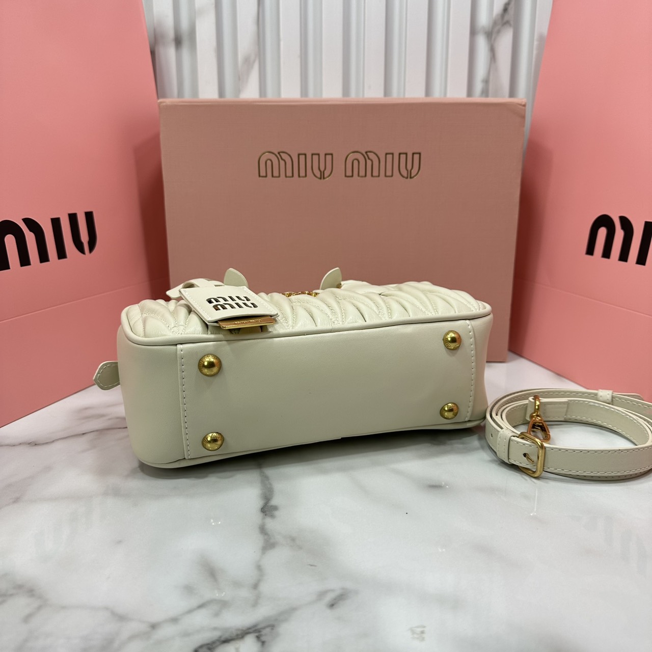 ORI หนังแท้ | MIU MIU Arcadie matelassé nappa leather bag Small 22cm กระเป๋าสะพายทรงโฮโบลุคลูกคุณหรูหราด้วยดีไซน์จับจีบนูนลวดลายสามมิติซับซ้อนเป็นเอกลักษณ์ น่ารักๆเก๋ๆ สวยดูแพง หูจับในตัวง่ายและสะดวกพกพา