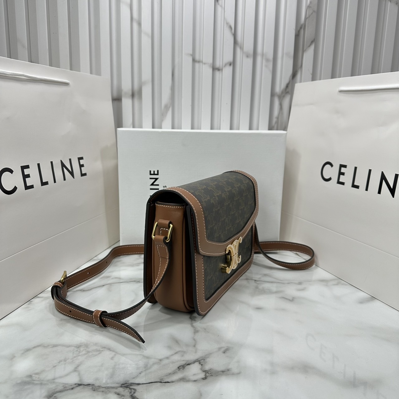ORI หนังแท้ | 9" CELINE CLASSIQUE TRIOMPHE bag in natural leather กระเป๋าสะพายรุ่นยอดนิยม ด้วยรูปทรงสี่เหลี่ยมผืนผ้า ดีไซน์คล่องตัวถ่ายทอดให้เห็นถึงแก่นแท้ของสไตล์