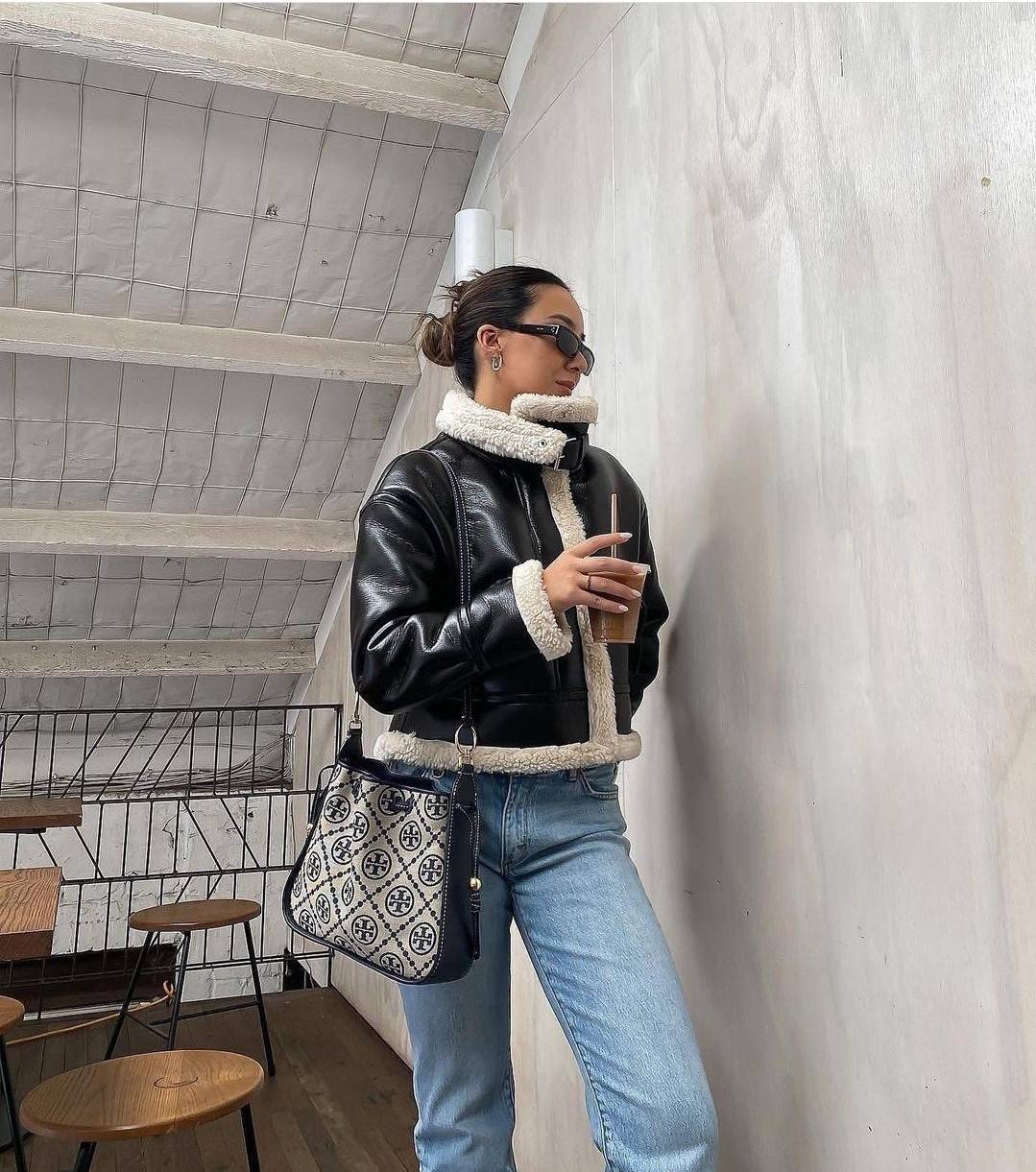 TORY BURCH T MONOGRAM JACQUARD BELL BAG คอลเลคชั่นใหม่ กับกระเป๋าลายโมโนแกรมยอดฮิต ที่มาในรูปทรงดีไซน์สวยเก๋ ชิคๆคูลๆ รับรองว่าไม่มีเกร่อ ตัวกระเป๋าทรงเหลี่ยม รูปเก็บทรงได้ในส่วนของปากกระเป๋า หรือไม่รูด ก็ได้ความสวยไปอีกแบบ วัสดุผ้า jacquard ตัดสลับหนังแท