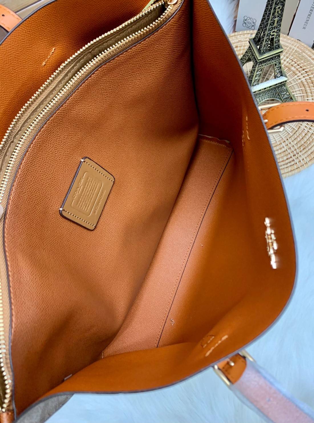 COACH MOLLIE TOTE IN SIGNATURE CANVAS ((1665)) พร้อมส่งอีกครั้ง ห้ามพลาดค่า! กระเป๋าหิ้ว//คล้องไหล่ ใบใหญ่ ทรงTote หนังแท้นิ่มอย่างดีค่ะ ภายในแบ่ง2ช่องใหญ่ สามารถใส่ A4ได้เลย ช่องกว้างมากๆ มีช่องกระเป๋าซิปกลางให้ใส่ของอีกช่องนะคะ