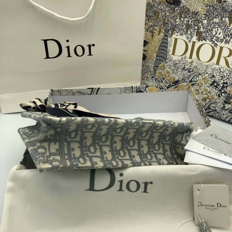 CHRISTIAN DIOR MINI BOOK TOTE กระเป๋าถือทรง Shopping ไซส์มินิ สวยคลาสสิค พกพาสะดวก ใช้งานง่ายสุดๆ วัสดุงานทอละเอียดคุณภาพดี ภายในเป็นช่องโล่ง ใบจริงงานสวยเกินเบอร์!! ไม่ผิดหวังจ้า