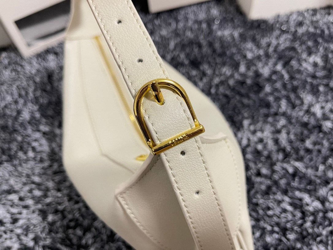 ทรงยอดฮิตที่สุด **หนังนิ่มมือมาก กับ CELINE ROMY VIP GIFT WITH PURCHASE (GWP) กระเป๋าสะพายไหล่ทรงเป็กเอกลักษณ์ เปิดปิดด้วยซิป จุของได้เยอะคะ Ipad mini เครื่องสำอางค์ เหมาะสำหรับสาวๆ มากคะด้วยน้ำหนักที่เบาและใช้ได้หลายลุค มาพร้อมสายสะพาย2แบบ(ถอดเปลี่ยนได้)