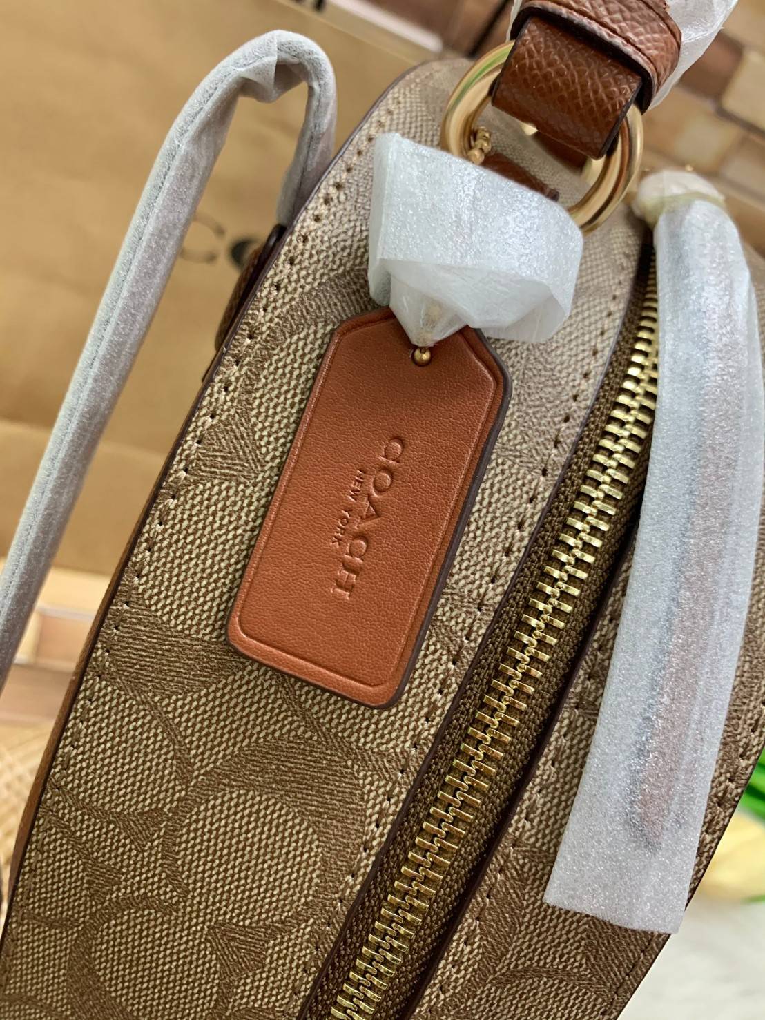 COACH JORDYN BACKPACK IN BLOCKED SIGNATURE ((76622//76624//76715)) พร้อมส่ง กระเป๋าสะพายหลังแบบมีหูหิ้ว หนังแท้ หนังนิ่มอย่างดีเลยค่า ด้านหน้ามีช่องซิปหนึ่งช่องสำหรับใส่ของจุกจิกนะคะ เปิดปิดช่องหลักแบบซิปคู่ หัวซิปมีหนังห้อยมาให้ ภายในกระเป๋าโล่งใส่สัมภาร