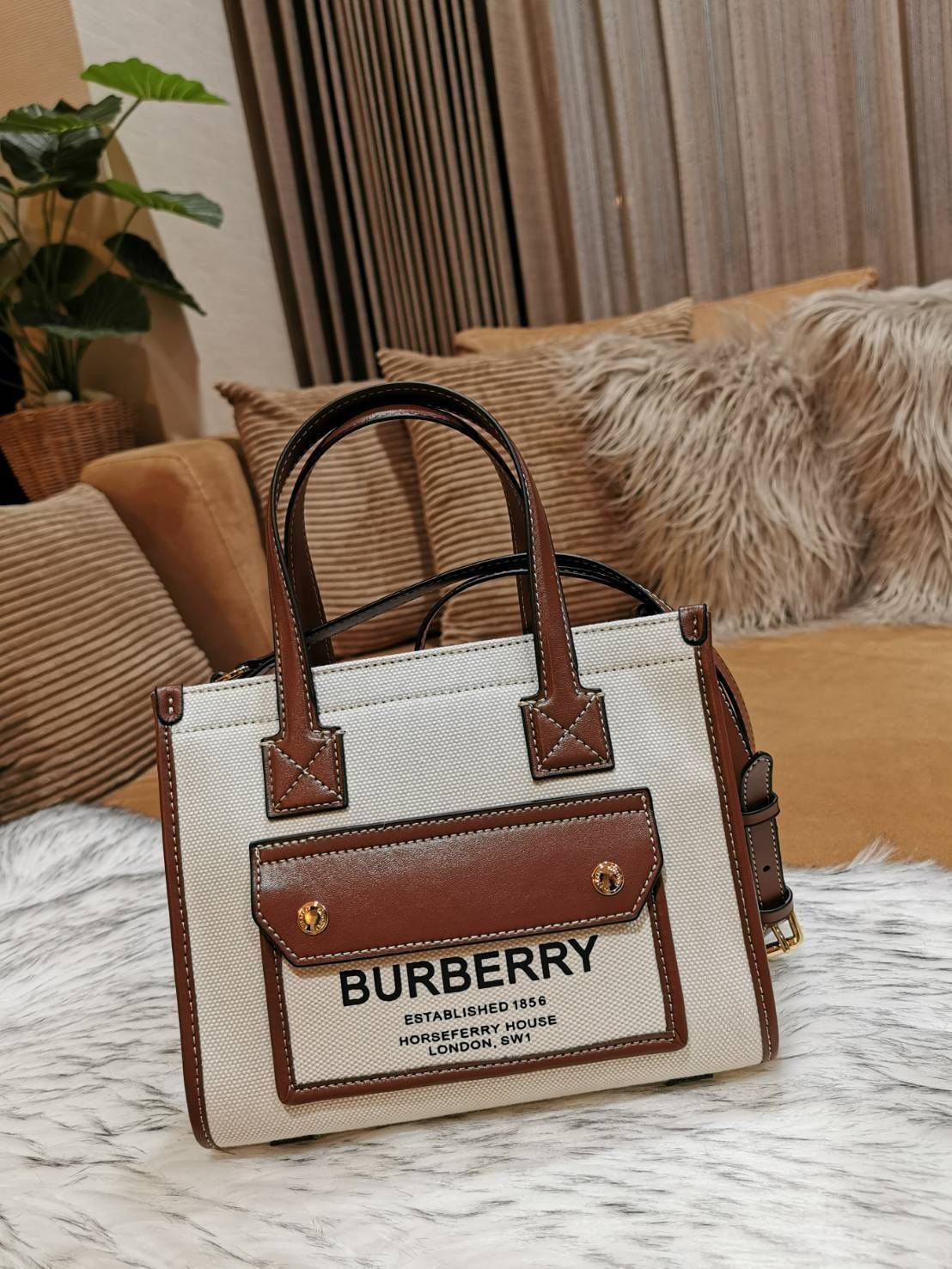 BURBERRY FRAGRANCES CROSSBODY BAG VIP GIFT WITH PURCHASE (GWP) พรีเมี่ยมกิ๊ฟ Limited Edition จาก BURBERRY PERFUME วัสดุ Canvas & Leather ทรงเหลี่ยม TwoTone ดีไซน์สวยอยู่ทรง ด้านหน้ามีช่องใส่ของ ภายในโล่งกว้าง สามารถใส่กระเป๋าสตางค์ยาว มือถือ ของใช้ได้เยอะ