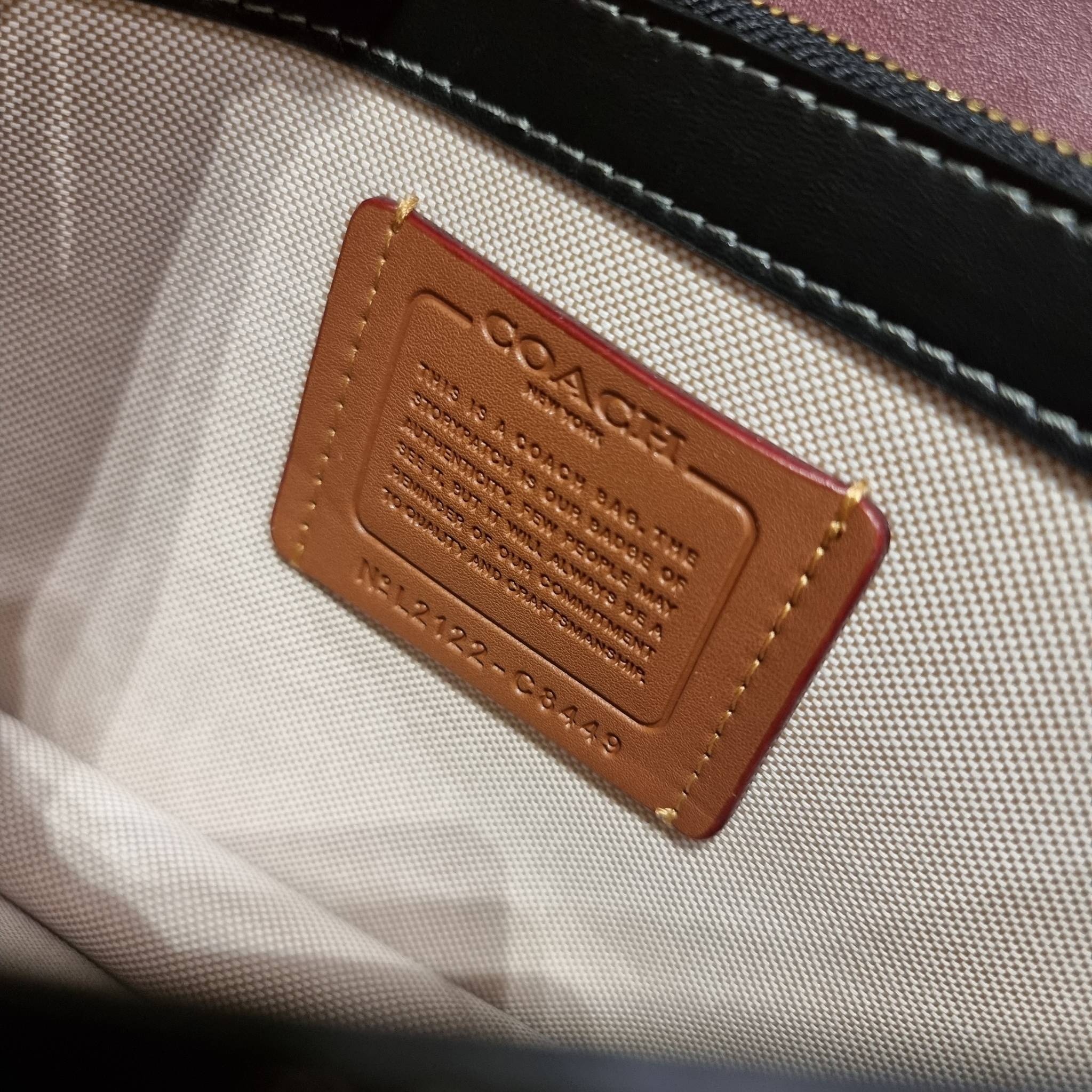 COACH C8449 HERO SHOULDER BAG / COACH C8450 HERO SHOULDER BAG IN SIGNATURE CANVAS ดีไซน์ใหม่ล่าสุด ที่มาพร้อมความหรูยกระดับ กระเป๋าถือ/สะพายข้าง ออกแบบทรงสวย คลาสสิค ขนาดกำลังพอดี ไม่ว่าจะถือ หรือสะพายสายครอส ก็ดูดีแบบไม่ต้องแต่งเติม วัสดุหนังแท้เต็มใบ ฝา