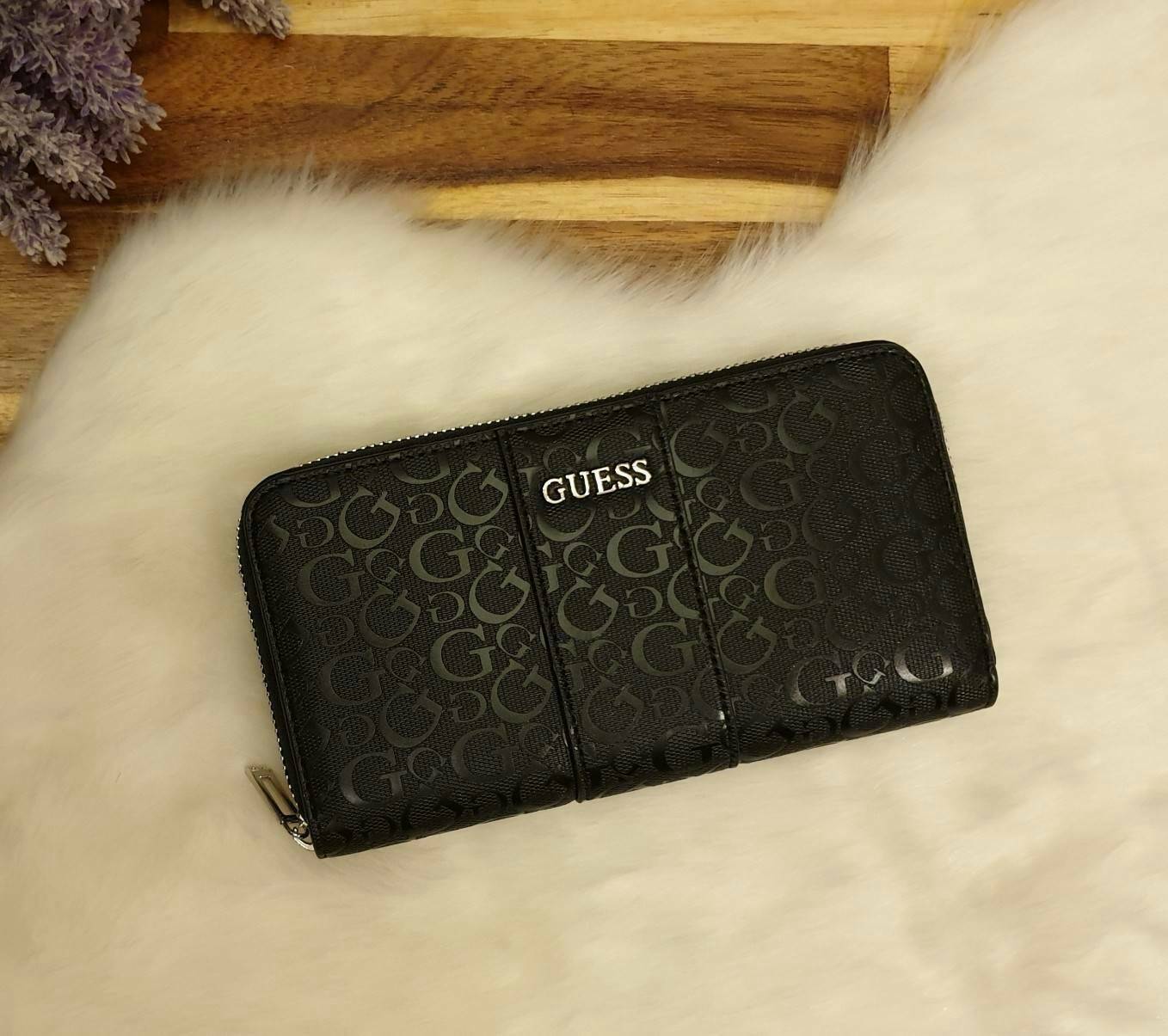 GUESS FACTORY WOMEN'S ZIP AROUND LONG WALLET กระเป๋าสตางค์หนังทรงซิปรอบลาย G ด้านหน้าติดโลโก้แบรนด์ด้วยโลหะสวยหรู ภายในมีช่องใส่ธนบัตร ช่องใส่บัตรหลายช่อง มีช่องซิปใส่เหรียญ สามารถใส่ไอโฟนพลัสได้ มีให้เลือกถึง 5 สี สวยคุ้ม น่าใช้มากๆค่า