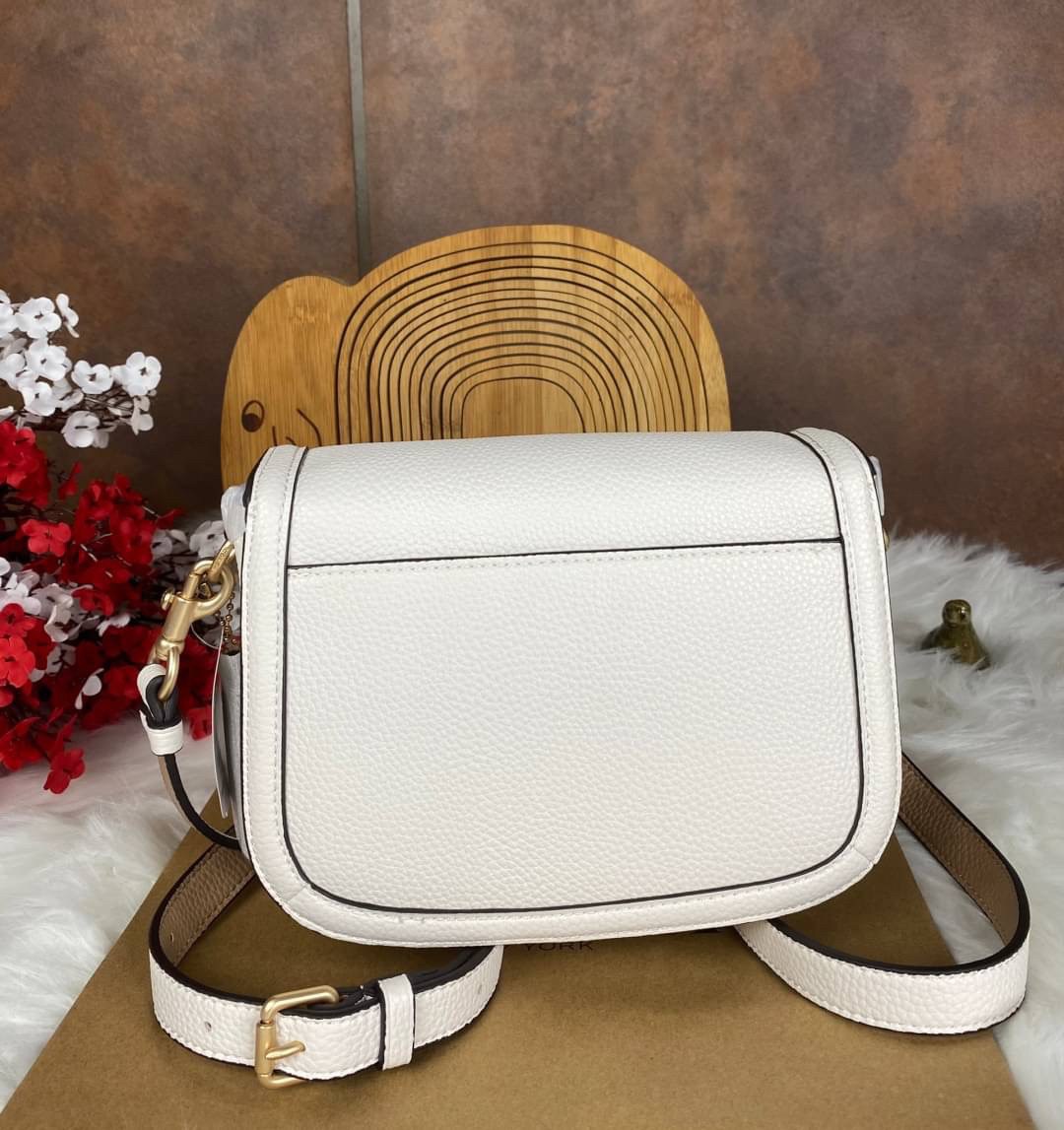 OUTLET 】COACH SADDLE BAG WITH HORSE AND CARRIAGE (COACH C4058) หนังกรวดละเอียดภายในกระเป๋ามัลติฟังก์ชั่น กระดุมแม่เหล็ก ซับในผ้านอกกระเป๋าเปิด สายสะพายถอดได้ สายสะพายยาว 22" สำหรับสะพายไหล่หรือ crossbody