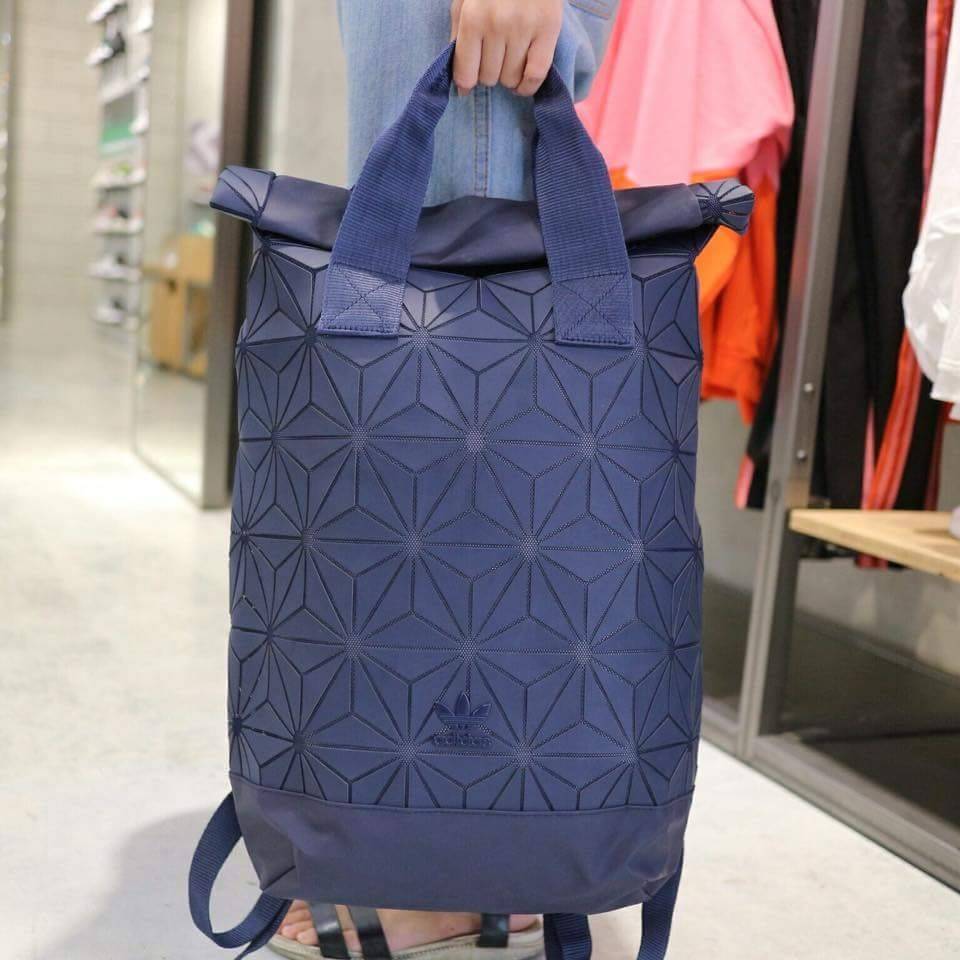 Adidas Originals BP Roll Top 3D Mesh 2017 Backpack Bag DH0100 กระเป๋าเป้สะพายหลัง สีใหม่ ดีไซน์แบบ 3 มิติ วัสดุ polyurethane ใช้ลูกเล่นของเหลี่ยม และมุมเชื่อมเข้าหากัน การออกแบบกระเป๋าเป็นเหมือนถุงทรงสูง ส่วนปากกระเป๋า เปิดปิดแบบตีนตุ๊กแกม้วนพับ และติดกระ