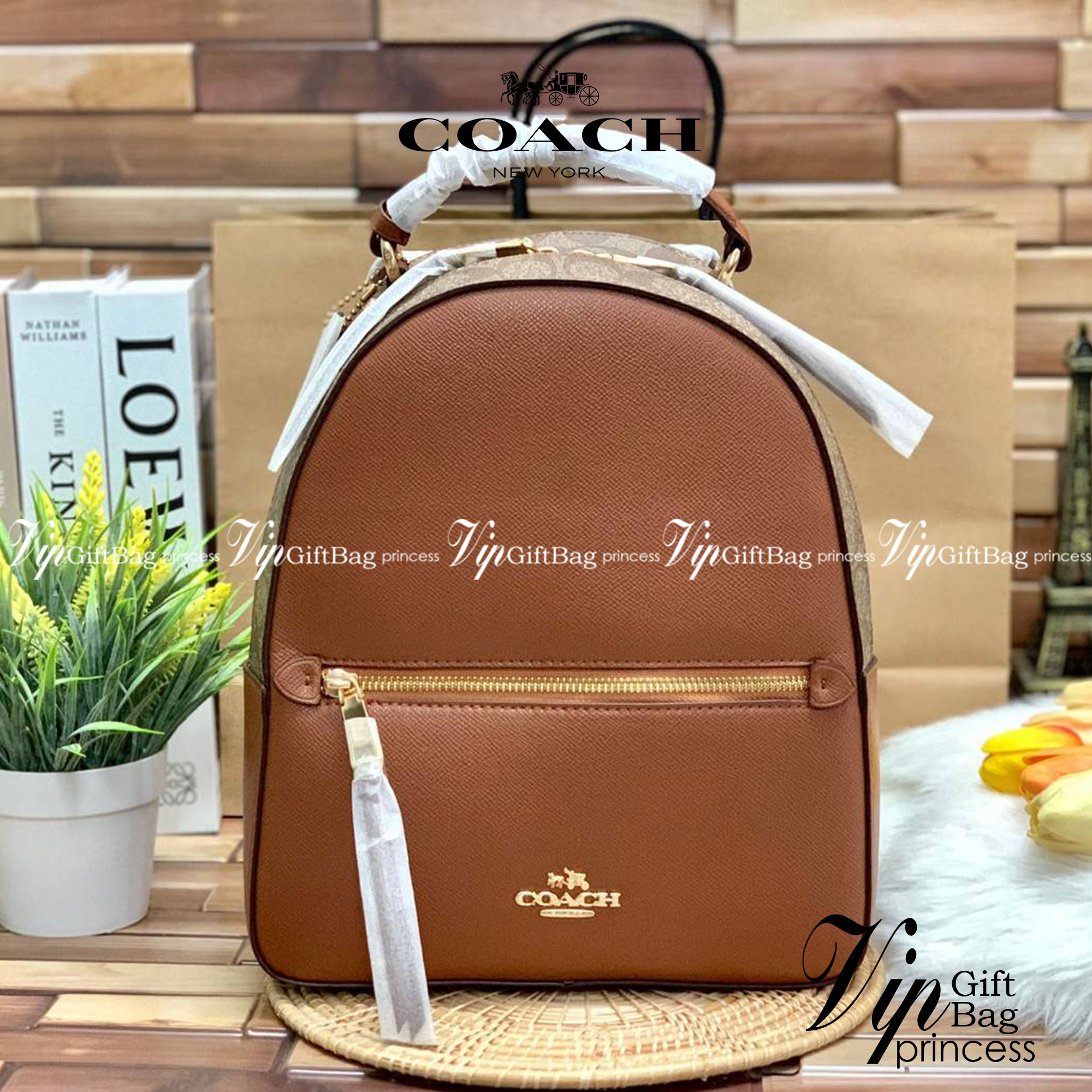 COACH JORDYN BACKPACK IN BLOCKED SIGNATURE ((76622//76624//76715)) พร้อมส่ง กระเป๋าสะพายหลังแบบมีหูหิ้ว หนังแท้ หนังนิ่มอย่างดีเลยค่า ด้านหน้ามีช่องซิปหนึ่งช่องสำหรับใส่ของจุกจิกนะคะ เปิดปิดช่องหลักแบบซิปคู่ หัวซิปมีหนังห้อยมาให้ ภายในกระเป๋าโล่งใส่สัมภาร