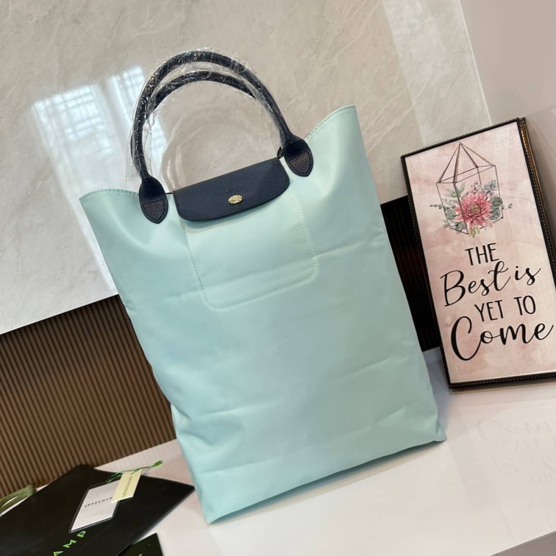 LONGCHAMP LE PLIAGE RE-PLAY TOP HANDLE BAG สินค้ารุ่นลิมิเต็ด collection สุดปัง ซื้อใบเดียวเหมือนได้2 ใบ กระเป๋าสะพายแนวตั้งที่กว้างขวาง มีเอกลักษณ์เฉพาะตัวแต่มีดีไซน์ที่น่าดึงดูด
