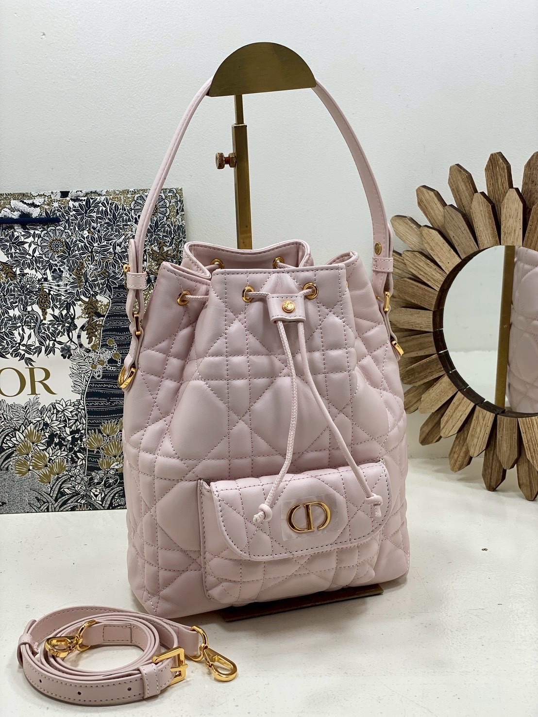 ORI หนังแท้ | Small Dior Caro bucket bag กระเป๋าทรงบักเก็ต รุ่นใหม่ประจำ Fall 2025 โดดเด่นด้วยดีไซน์ที่ทันสมัยและสง่างาม ได้รับการรังสรรค์ขึ้นจากหนังแกะสีดำเดินด้ายลาย Macrocannage พร้อมกับช่องเก็บของขนาดใหญ่แบบเชือกรูดปิด