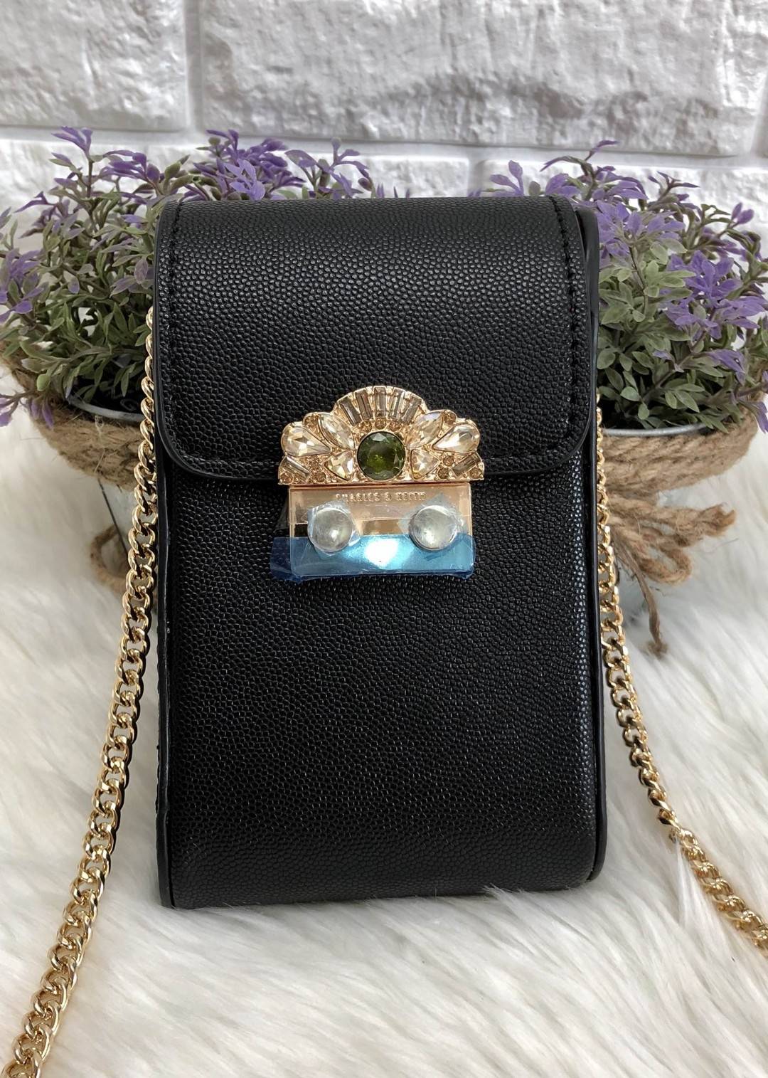 New arrival CHARLES & KEITH EMBELLISHED BUCKLE CLUTCH BAG 2018 พร้อมส่งรุ่นใหม่ล่าสุด กระเป๋าสำหรับใส่มือถือ หรือสัมภาระจุกจิก วัสดุลายหนังคาเวียร์ ด้านหน้าแต่งดีเทลหรูด้วยเม็ดพลอยอะไหล่ทองค่ะ เปิดปิดกระเป๋าแบบกดล้อค (กดปุ่มเข้าหากัน) ด้านในโล่ง สามารถใส่