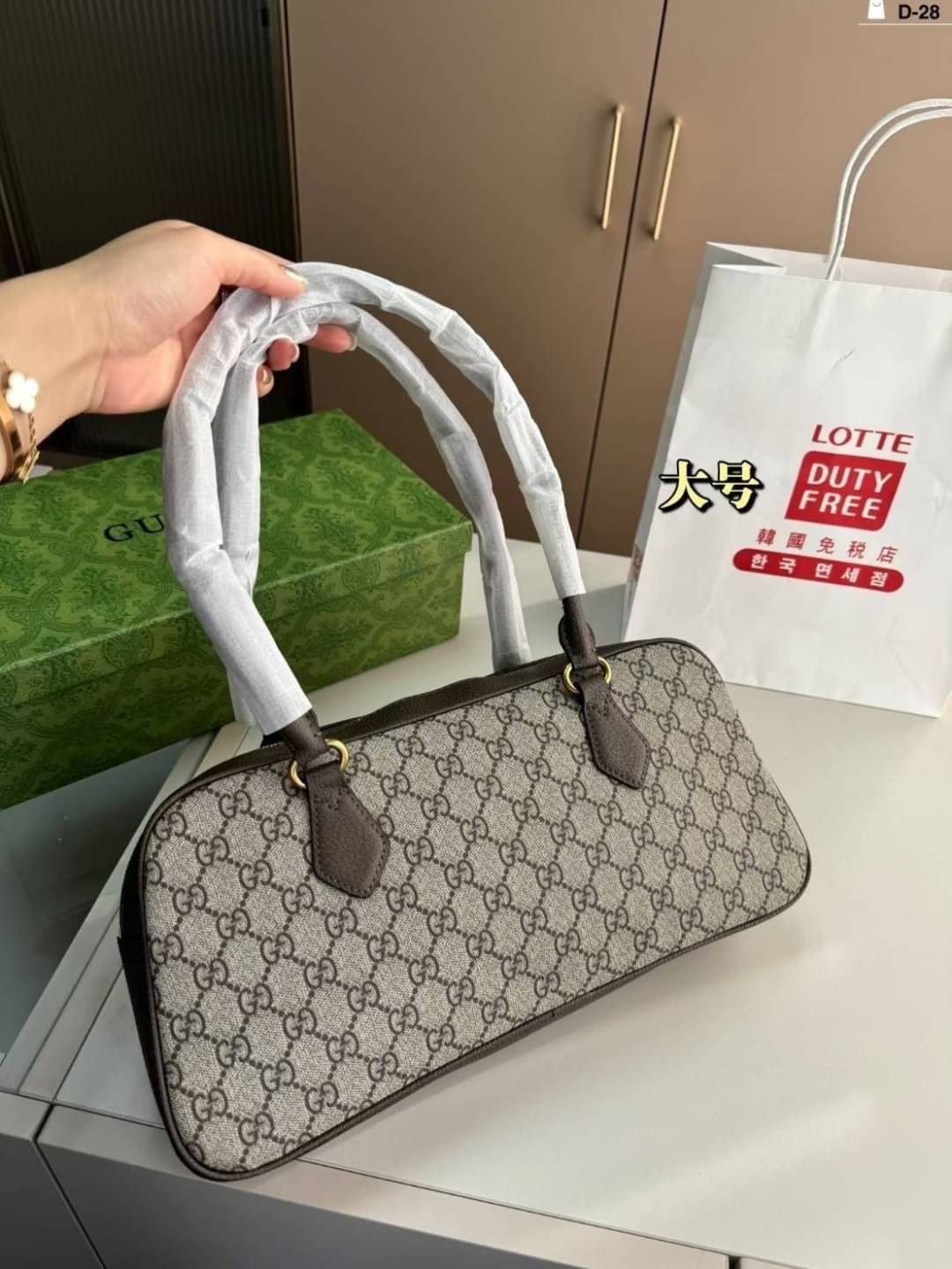 GUCCI Ophidia GG Top Handle Bag กระเป๋าสะพายคลาสสิค คลาสซี่กับคอลใหม่ กระเป๋าสะพายไหล่ที่มาแรงสุดๆในตอนนี้ ใช้ง่ายสะพายสะดวก หูสะพายในตัวแบบยาว ภายในเป็นช่องโล่ง รูปทรงเรียบหรู พิมพ์ลายโมโนแกรมเต็มใบ แต่งอะไหล่สีทองโลโก้ GG ตอบโจทย์และแมทช์ได้ทุกลุค