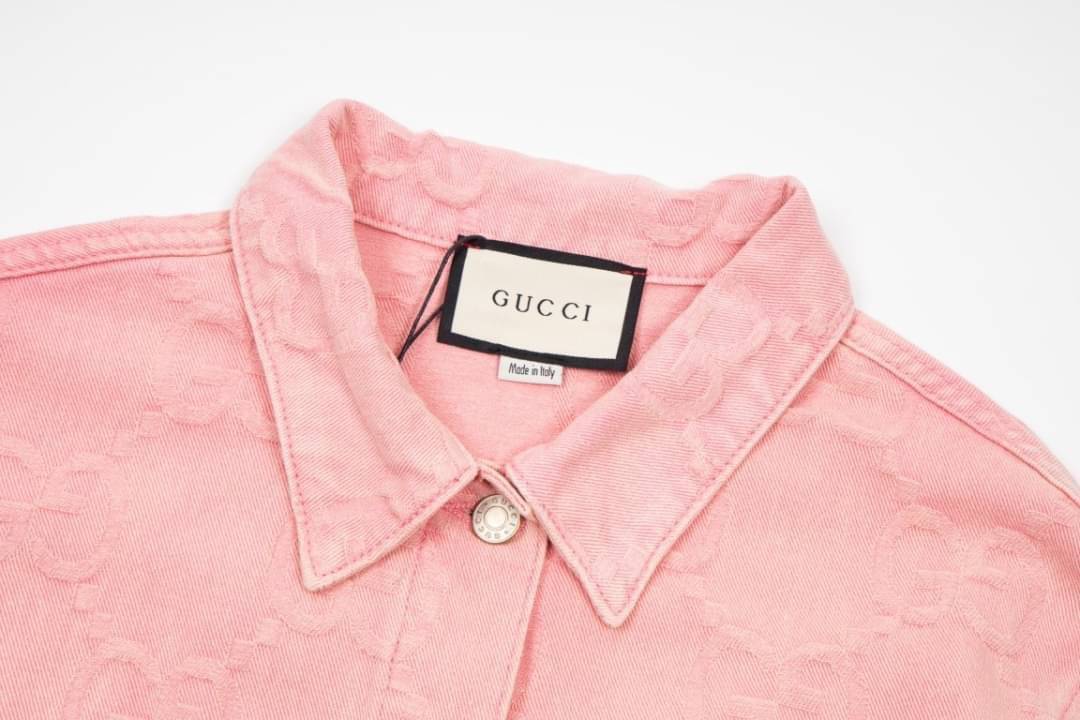 Gucci GG Supreme pattern denim jacket / Gucci jacket Denim Pink เกรดออริจินอล มีป้ายแท็กที่คอเสื้อ ใส่ได้ทั้งผู้หญิงผู้ชาย พร้อมส่งที่ไทย ภาพสินค้าถ่ายจากงานขายจริง ใช้งานต่างประเทศได้