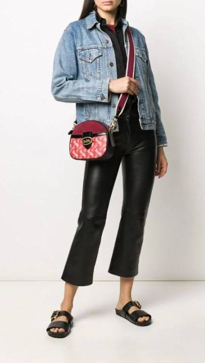 COACH KAT CROSSBODY WITH HORSE AND CARRIAGE PRINT ((88480//88544)) พร้อมส่งค่ะ! กระเป๋าสะพายแบบครอสบอดี้ร์ หนังแท้อย่างดี ตัวกระเป๋าเก๋ด้วยการพิมพ์ลายรถม้าค่ะ ด้านหน้ามีช่องกระดุมแม่เหล็กสำหรับใส่ของจุกจิกได้ พร้อมโลโก้แบรนด์สุดหรู