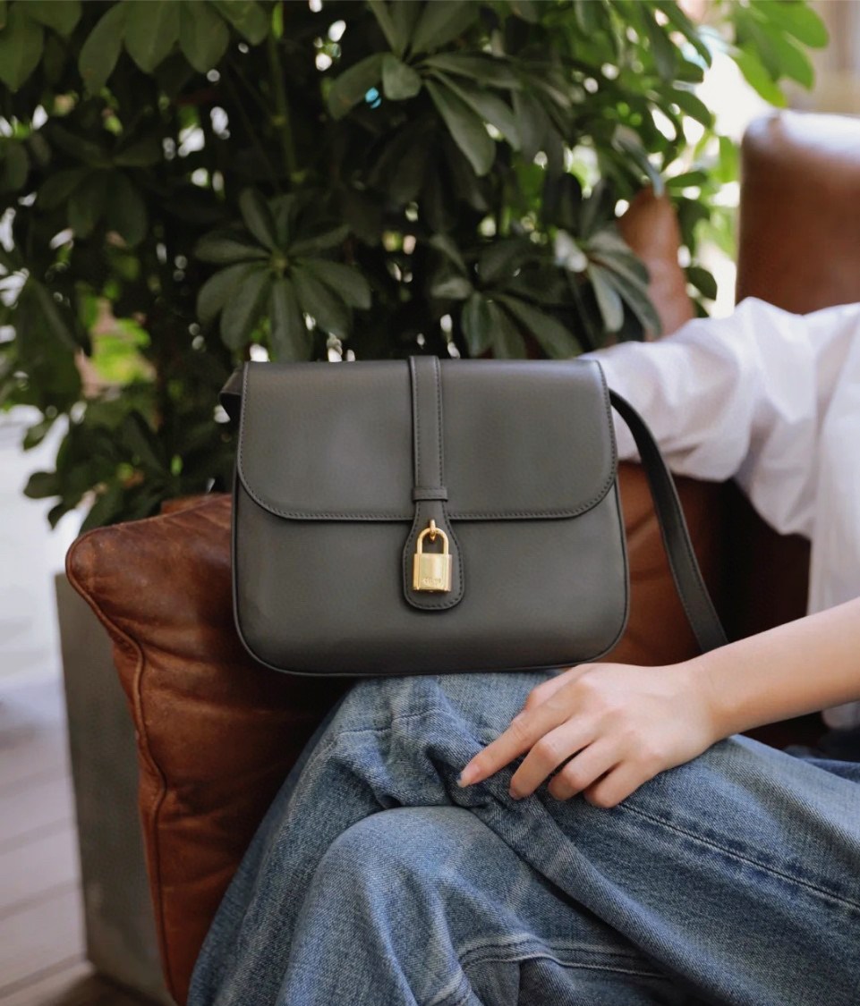 Celine Medium Tabou In Smooth Calfskin พร้อมส่งรุ่นใหม่แล้วค่า กับ CELINE SHOULDER BAG หนังเรียบสวยหรู ปรับดับพวงกุญแจสีทองด้านหน้า ด้านในเปิดด้วยด้วยกระดุม แบ่งช่องใส่ของออกเป็นสัดส่วน พร