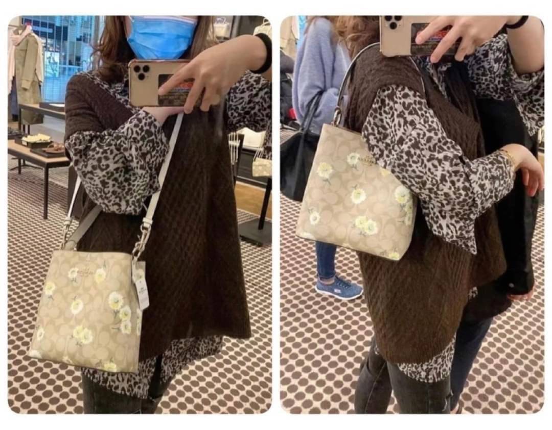 OUTLET 】COACH C3411 SMALL TOWN BUCKET BAG IN SIGNATURE CANVAS WITH DAISY PRINT สวยสดใสมาให้ถึงบ้านจ้า!! กระเป๋าทรงบัคเก็ตยอดฮิต รอบนี้น่ารักมุ้งมิ้งไม่เลิก ดีไซน์ลายดอกเดซี่คละรอบใบ วัสดุหนังแคนวาสเคลือบลาย ปากกระเป๋าเปิด-ปิดด้วยกระดุมแม่เหล็ก 2ฝั่ง มีหูจ