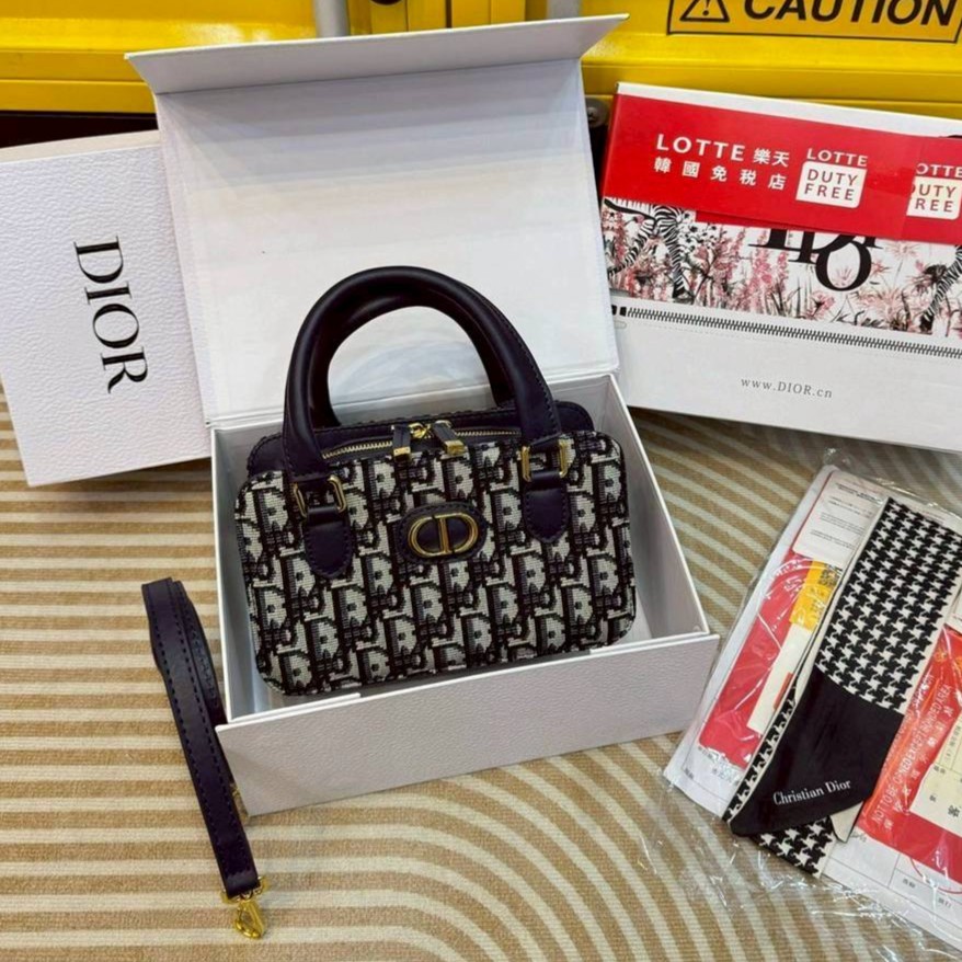 My Dior Mini 30 Montaigne tote bag ใหม่ล่าสุด กับกระเป๋าสะพายโฮโบมินิทรงโท้ท ที่ไม่ได้เล็กอย่างที่คิด เพราะใบนี้สามารถใส่ของสำคัญได้ครบ ดีไซน์สวยคลาสสิค