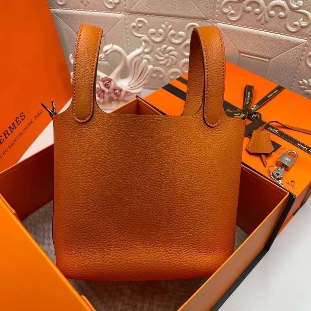 หนังแท้ Hermes Picotin Lock 18 bag กระเป๋าถือแบรนด์หรูระดับโลก งานเกรดออรินอล หนังแท้ทั้งใบ หนังมีลายทอริลลอนคล้ายของจริง มาพร้อมตัวล็อคเคลลี่ Kelly lock รูปทรงเรียบแต่หรู ใช้งานได้ทุกโอกาส ถือง่าย ใช้งานง่าย ภายในโล่งกว้าง ภาพสินค้าถ่ายจากงานขายจริง ใช้ง