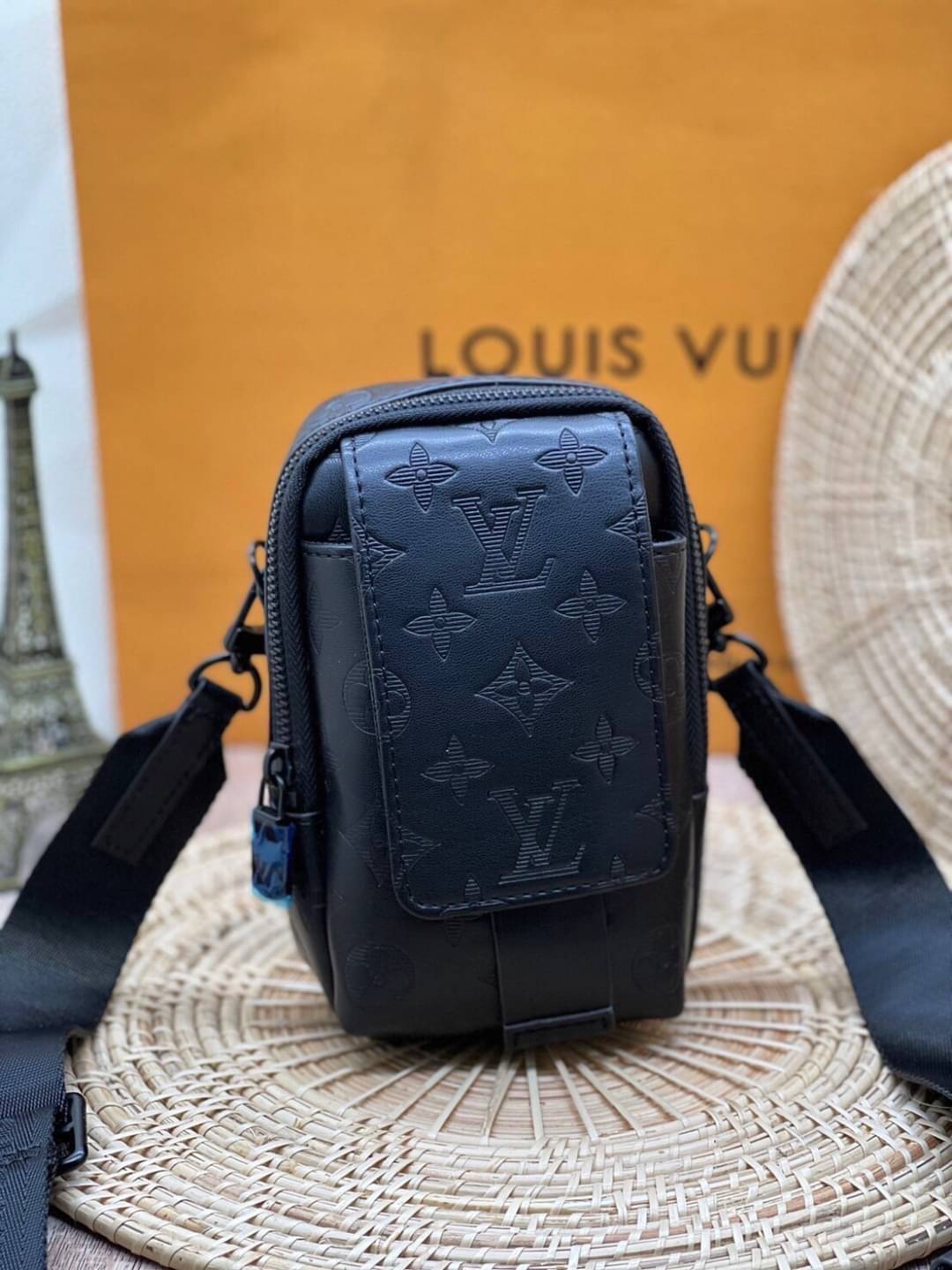 LV Double Phone Pouch NM / LV Phone bag Black Monogram Shadow Cowhide leather trim เกรดออริจินอล ใช้ได้ทั้งผู้หญิงผู้ชาย พร้อมส่งที่ไทย ภาพสินค้าถ่ายจากงานขายจริง ใช้งานต่างประเทศได้