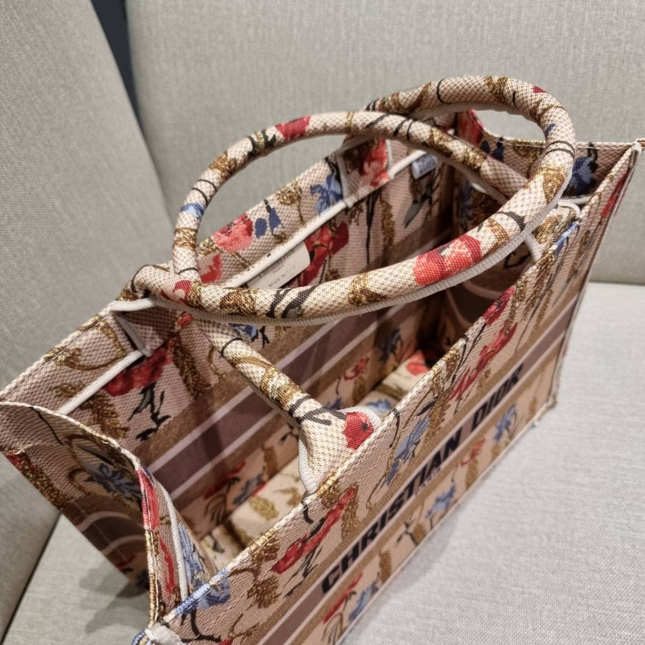 VIP 】HOT ARRIVAL!! DIOR CD SHOPPING BAG WITH GWP กระเป๋าทรงช้อปปิ้งใบใหญ่ จุใจ!! พรีเมี่ยมกิ๊ฟรุ่นดับเบิ้ลฮอต ดีไซน์คลาสสิควินเทจ สวยหรู วัสดุผ้าแคนวาสลายกราฟฟิค ภายในโล่งกว้างมากๆ ใส่ของจุสุดๆ โน้ตบุ้ค ไอแพด กระเป๋าสตางค์ มือถือ หรือเสื้อผ้ายังได้ สะพายค