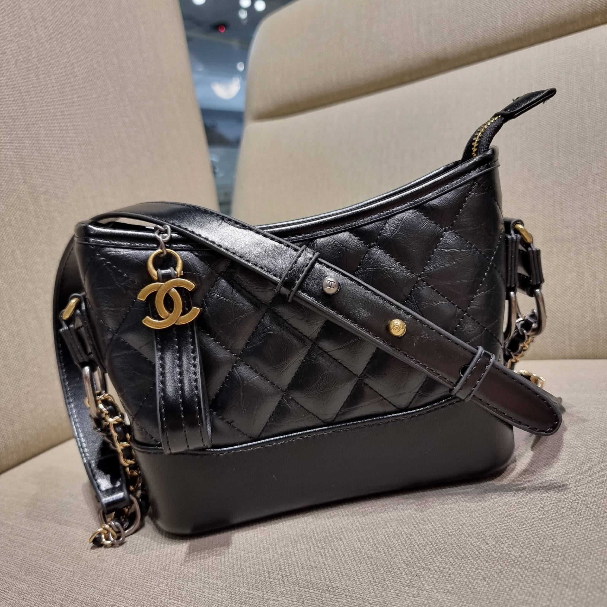 9" CHANEL SHOULDER BAG / CHANEL GABRIELLE HOBO BAG ไซส์คลาสสิค กระเป๋าสะพายข้าง/ไหล่ หนังแท้ นิ่ม หรู มาพร้อมพวงกุญแจสัญลักษณ์แบรนด์ อะไหล่พร้อมโซ่สะพายสีทองสลับสีเงินรมดำ สามารถสะพาย crossbody หรือสะพายไหล่ได้หมด สะพายแล้วขับผิวมากๆ เปิด-ปิดกระเป๋าด