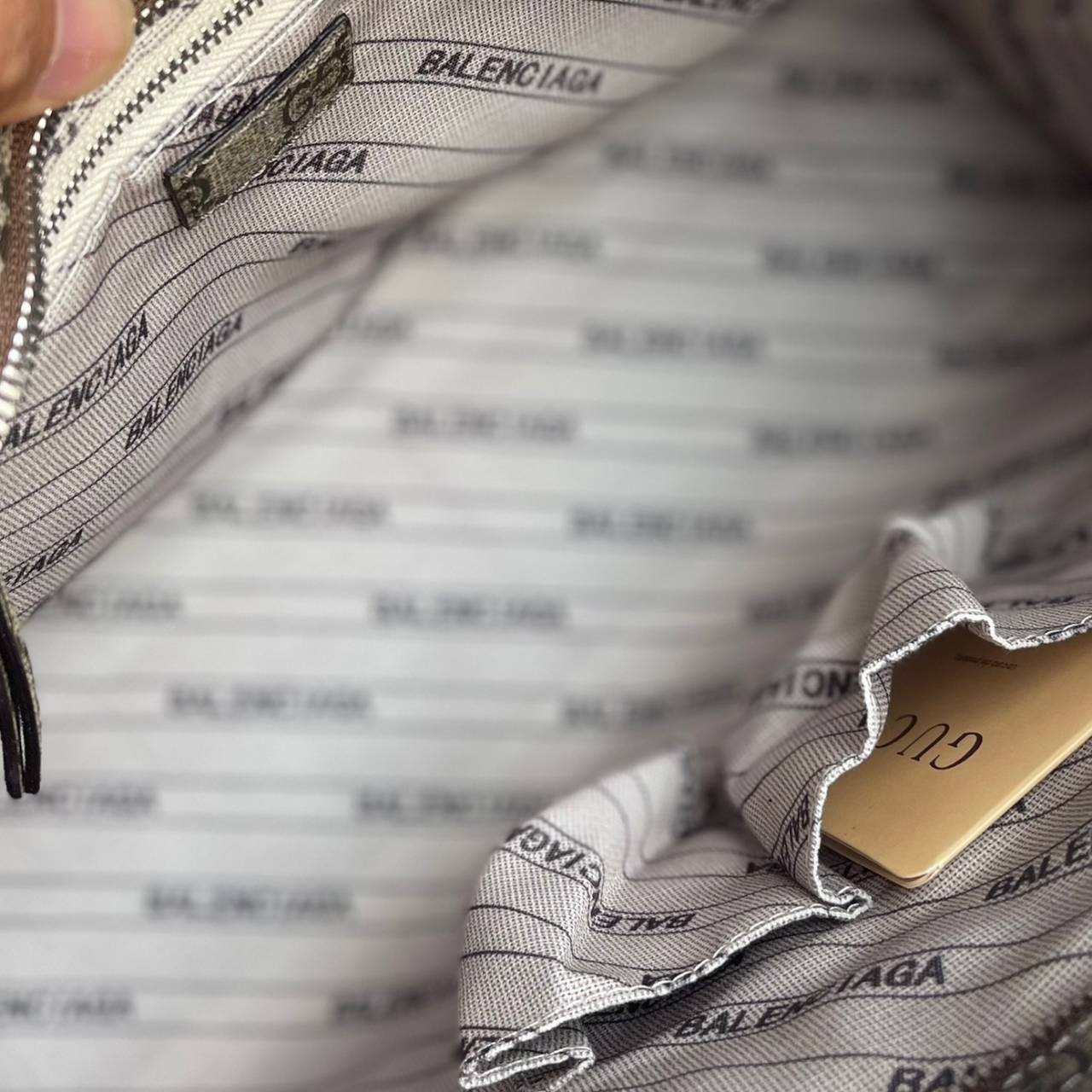 หนังแท้ Gucci The Hacker Project medium Neo Classic bag พร้อมส่งที่ไทย มาแล้วนะค้า มาแรง ขายดีม๊ากกกค่ะ GUCCI x BALENCIAGA CITY BAG ใบนี้มีสายสะพาย มาแรงที่สุดในตอนนี้ เป็นการออกแบบร่วมกันของ2แบรนด์ดัง เฟียส สวย แพทเทิร์นลาย ทรง เป๊ะๆ งานเทพสุดแบบเทียบแท้