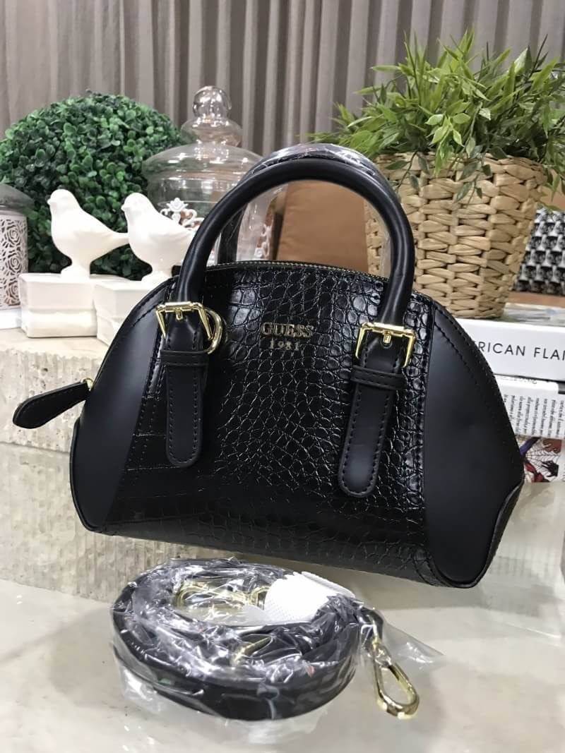 GUESS CROC SHOULDER BAG Best seller! กระเป๋าถือหรือสะพาย วัสดุ pu. ลาย Croc สวยหรูอยู่ทรง ขนาดกำลังดี เปิดปิดด้วยซิป ภายใน กว้าง ใส่ wallet ยาวได้ มีช่องซิป และช่องเล็ก หูหิ้วถอดได้ พร้อมสายสะพายยาวปรับได้ค่ะ