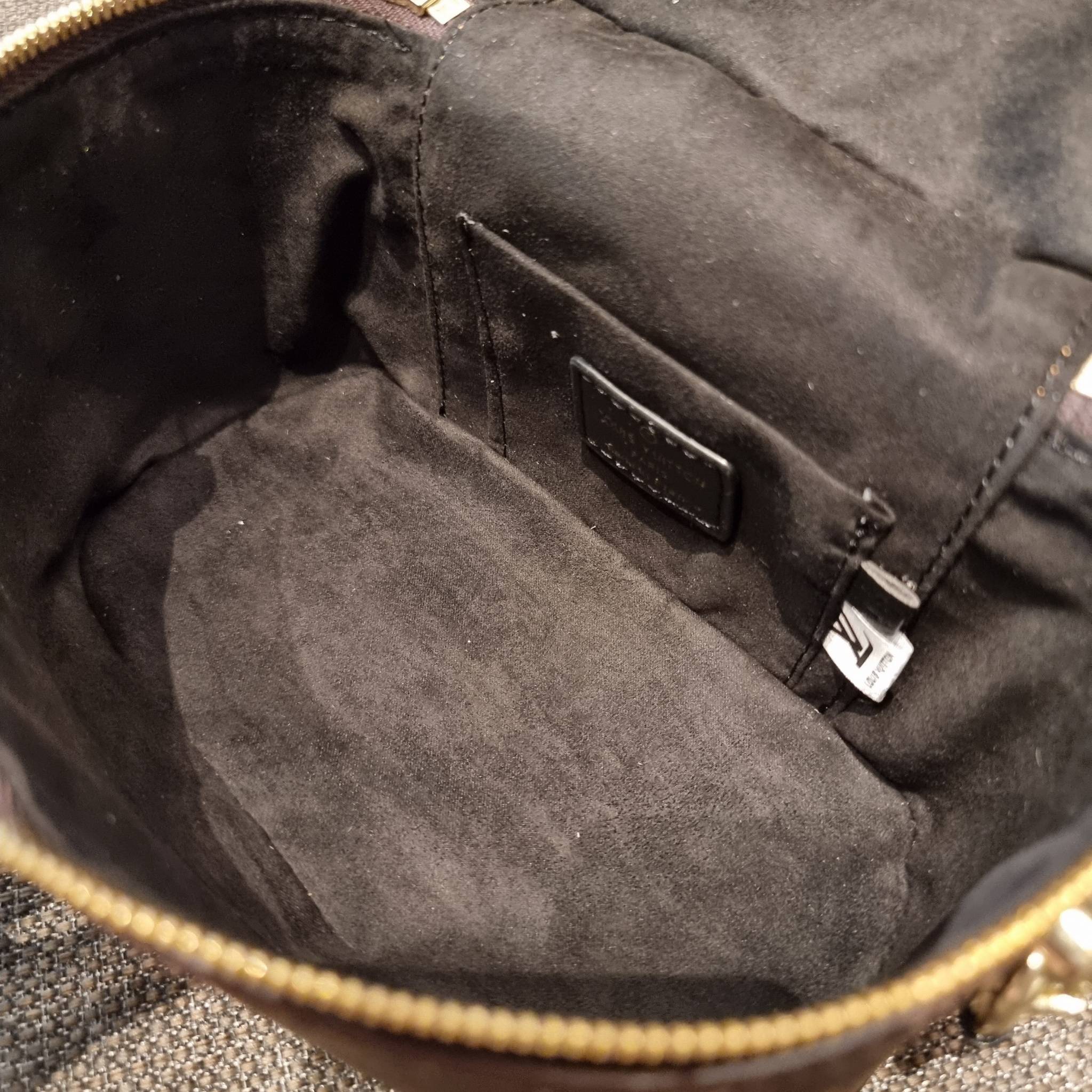 LV EXCLUSIVE VIP COSMETICS GIFT BOX กระเป๋าถือ/สะพาย สวยอยู่ทรง มาพร้อม box set สุดหรู adapt ใช้เป็นกระเป๋าเก็บเครื่องสำอางค์ ถือเชิดๆ หรือสะพายเลิศๆ ไปเที่ยว ไปไหนๆก็ดูแพง!! สวยจริงจัง!! พิเศษ!! มาพร้อมแม่กุญแจล็อคครบชุด และพวงหนังห้อย คุ้มมากๆแม๊!! ทุกด