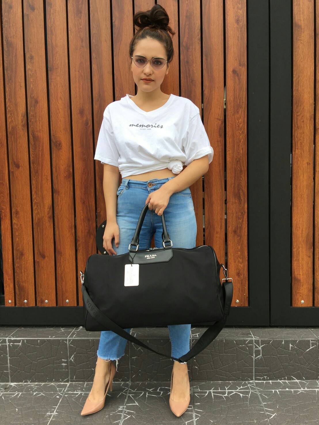 New arrival ! ของมันต้องมี♡ มาใหม่กับ กระเป๋าทรง Travel Bag ใส่ของได้เยอะมาก (มาพร้อมถุงผ้าแบรนด์) ไปต่างประเทศได้สบายคะ หมดห่วง ตัวกระเป๋าทำจากผ้า Nylon อย่างดี สามารถกันน้ำได้ ทรงสวยมากคะ มีความอยู่ทรงในระดับนึงด้านหลังมีช่องซิป มาพร้อมอะไหล่เงิน