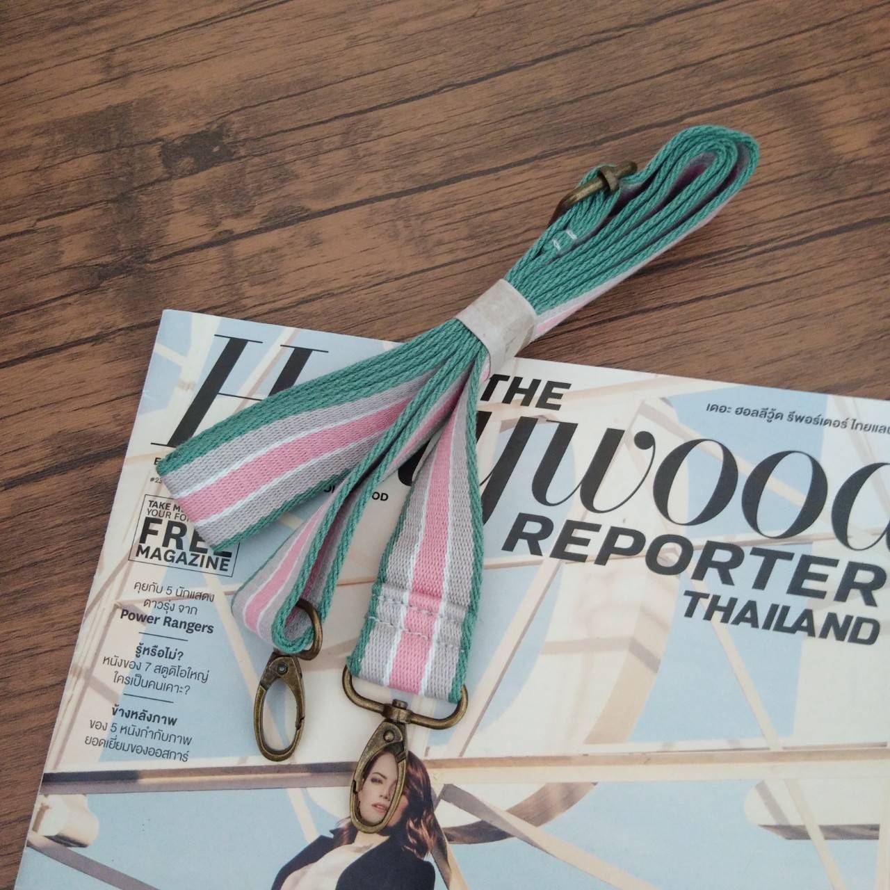 Cath Kidston กระเป๋าถือหรือสะพายข้างสไตล์วินเทจ น้ำหนักเบา เปิดปิดกระเป๋าด้วยซิป ด้านหน้าประดับโลโก้ Cath Kidston ด้านข้างมีช่องเล็กใส่ของ