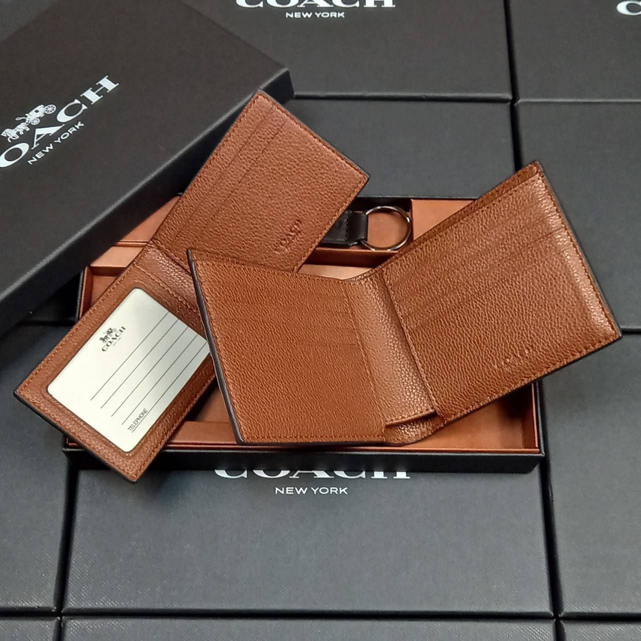 COACH 3-IN-1 WALLET WITH VARSITY STRIPE WITH KEY FOB LIMITED BOX (COACH F24649)🍁กระเป๋าสตางค์ มี ID ใบลูก สำหรับใส่บัตรแยก มีพวงกุญแจ ใช้แล้วดูหล่อสุดๆ🔸️**จะใช้เอง หรือเป็นของขวัญให้คนสำคัญ ก็ตอบโจทย์มากๆ **รับประกันว่า หยิบใช้แบบวางไม่ลงก