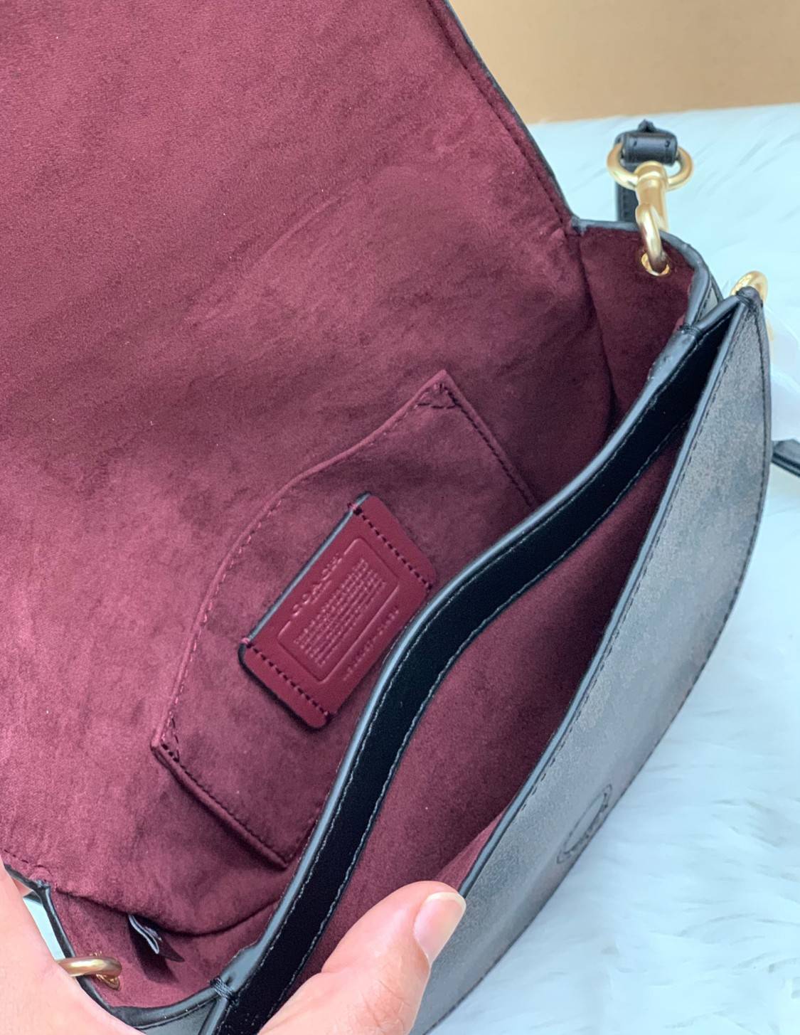 พร้อมส่งที่ไทยครบทั้ง6สีค่ะ 😘 Coach Ellen Crossbody In Signature ((C1432)) กระเป๋าทรงฮาฟมูนรูปทรงคลาสสิก ออกแบบให้มีลักษณะโค้งมน ไม่ดูเป็นทรงแข็งจนเกินไป ดีไซน์และสีของกระเป๋ายังเรียบง่าย เข้าได้กับทุกชุด สะพายครอสบอดี้ร์//สะพายข้าง หรือถือแบบคลัท